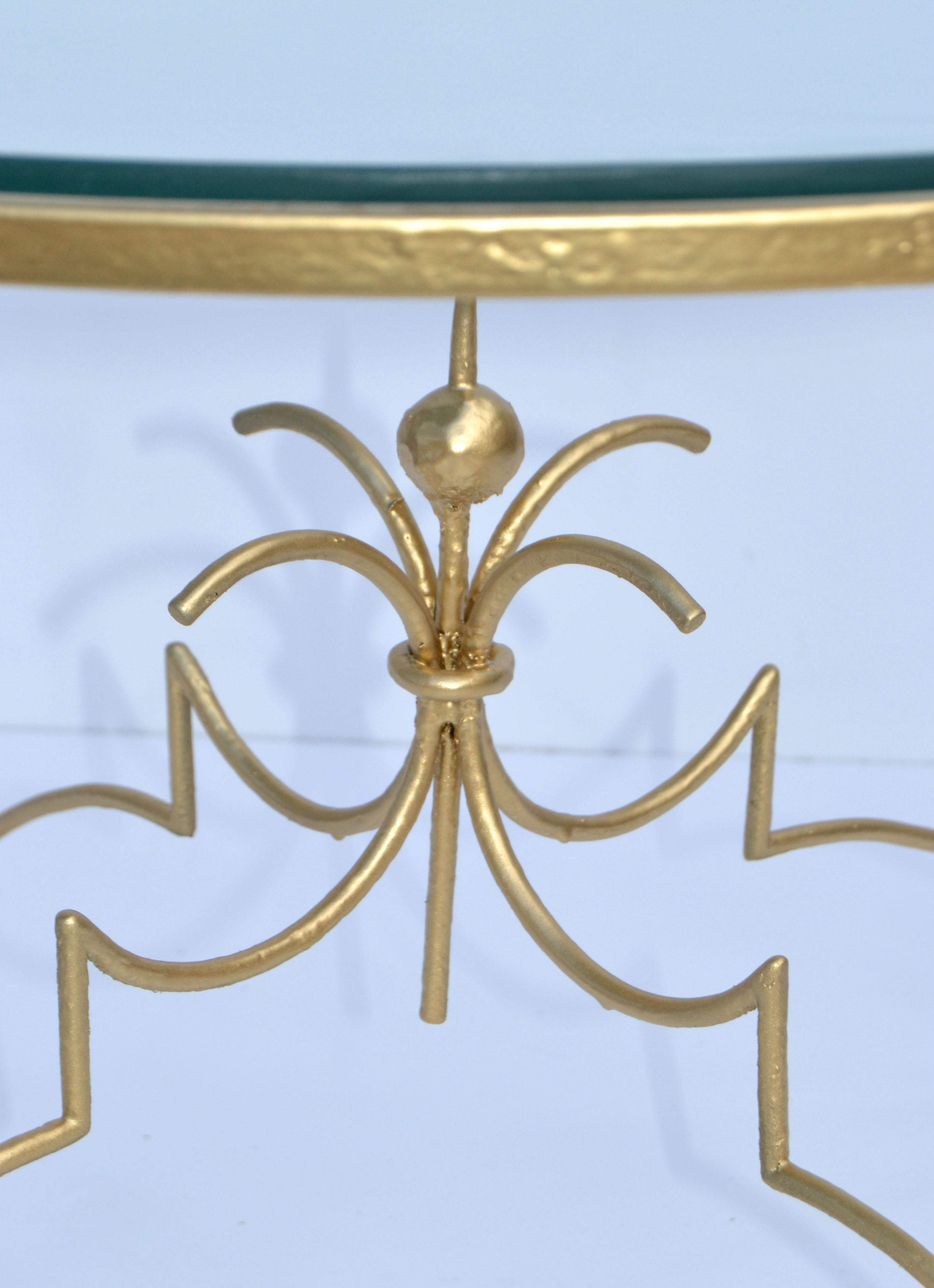 Mesa de cóctel redonda de hierro forjado y cristal con acabado dorado Art Decó, Francia, 1950 en venta 5