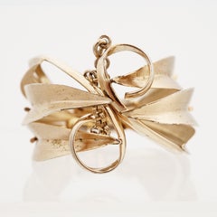 Brazalete Art Déco de oro con bisagra y motivo en forma de S de Napier, años 20