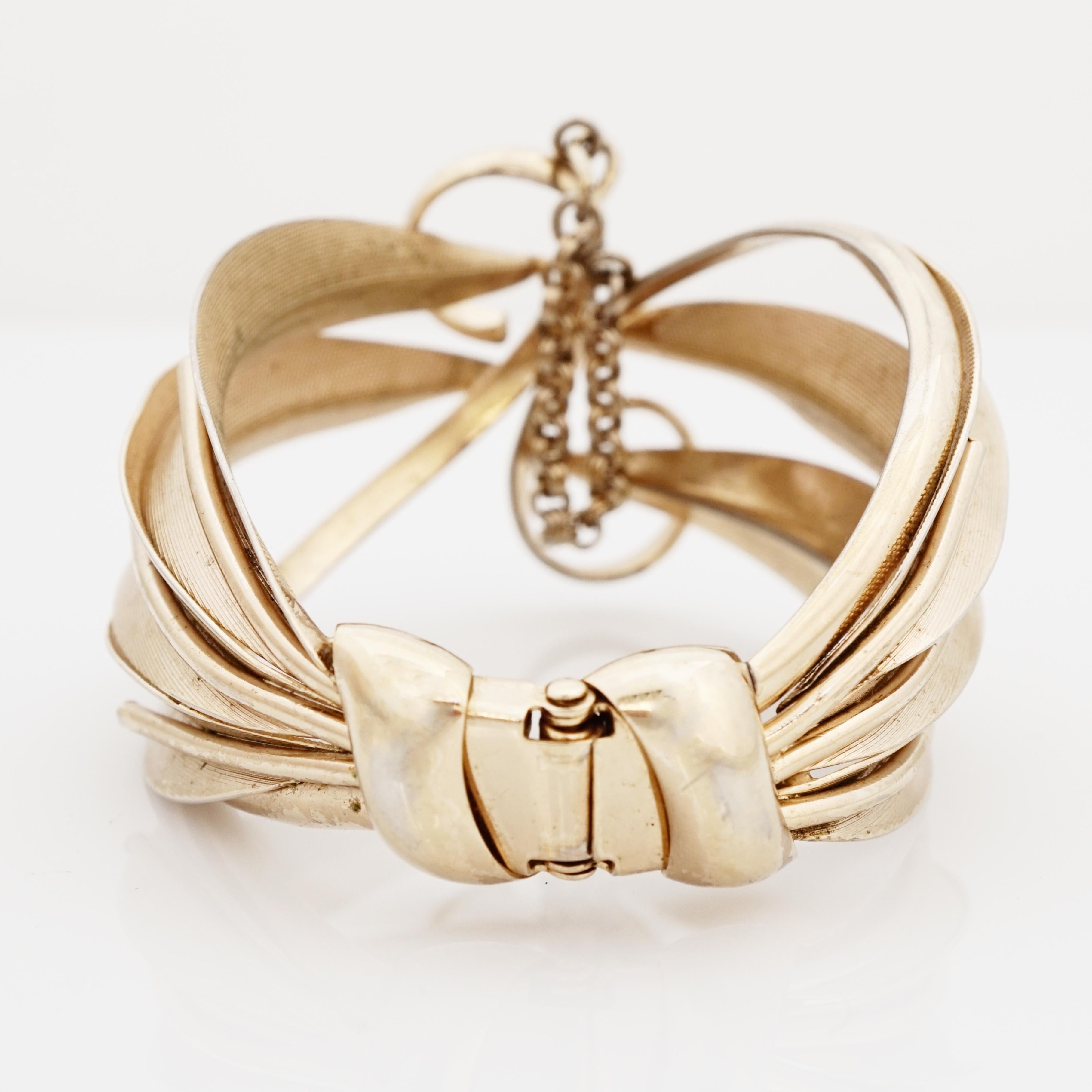 Manschettenarmband aus Gold mit Scharnier und S-Wirbel-Motiv im Art déco-Stil von Napier, 1920er Jahre im Zustand „Gut“ im Angebot in McKinney, TX