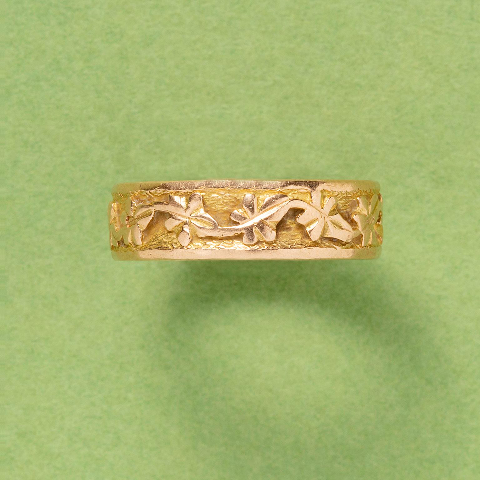 Ein Art-Deco-Ring aus 18 Karat Gelbgold mit einem Efeublattmotiv, das treue Liebe oder Freundschaft symbolisiert.

Gewicht: 4,4 Gramm
Ringgröße: 17.75 / 7.75 US
Breite: 0,6 cm