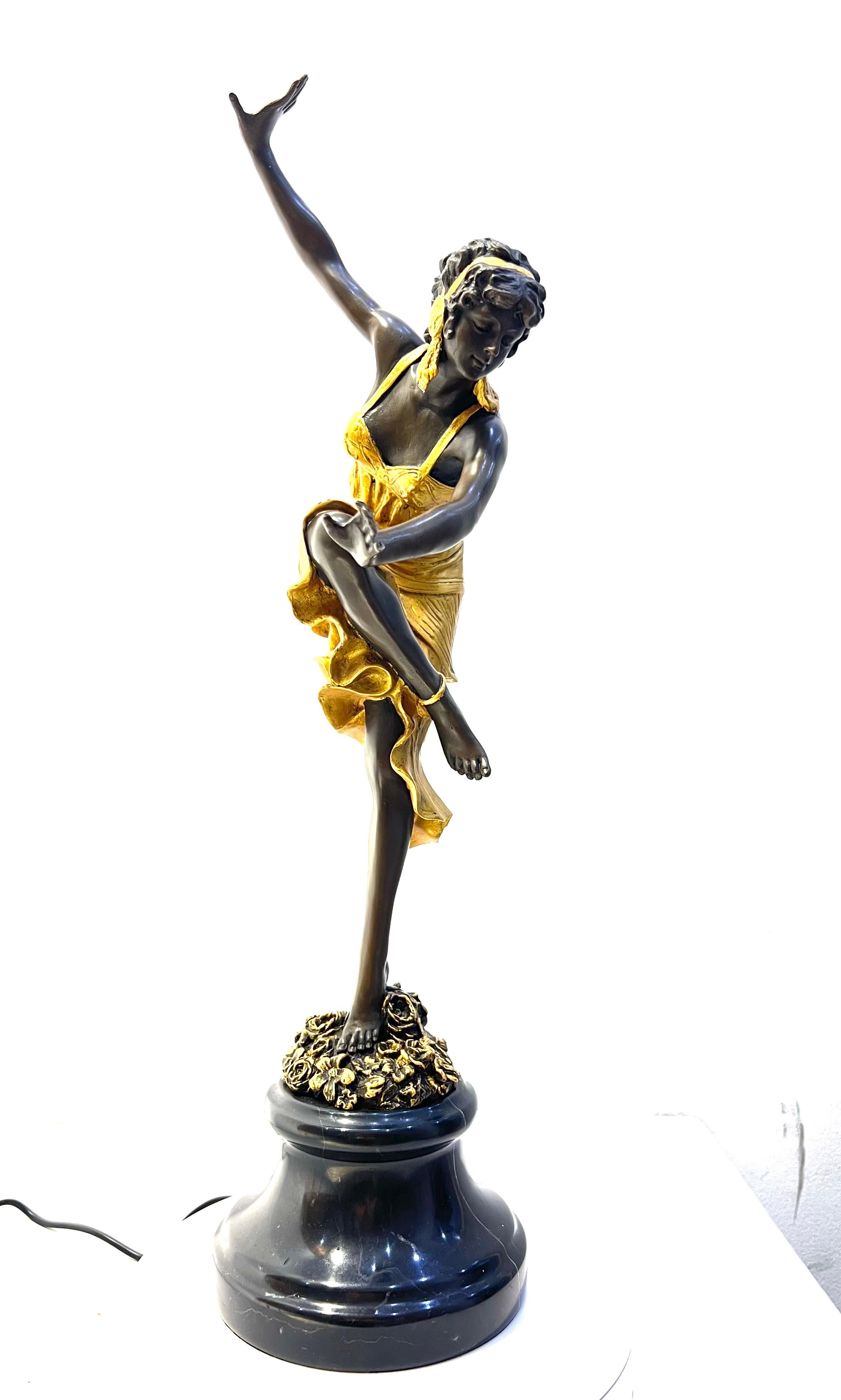 Ballerina romana di Claire Jeanne Roberte Colinet  1880 - 1950
Grande scultura crisoelefantina in bronzo dorato Base in marmo.
Firmato 