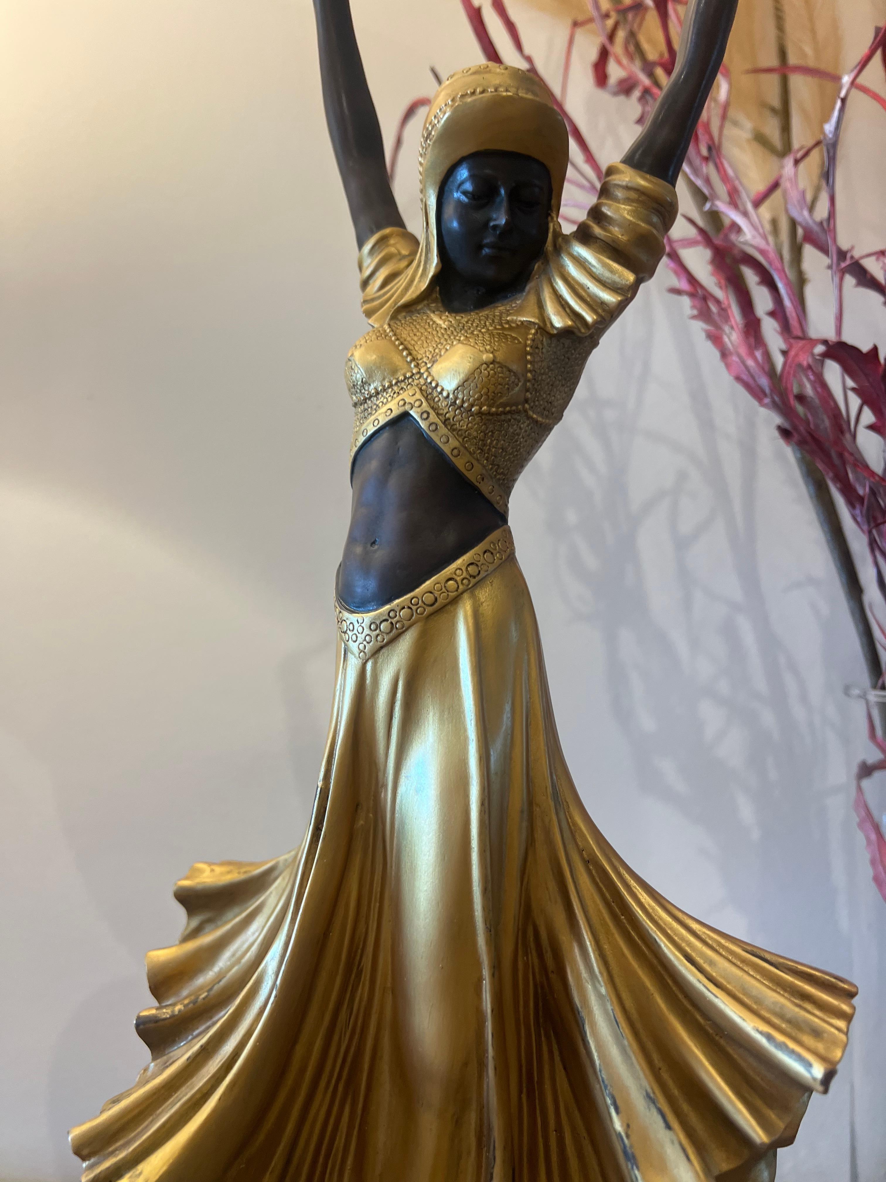 Figura in bronzo dipinto in oro Art Deco 