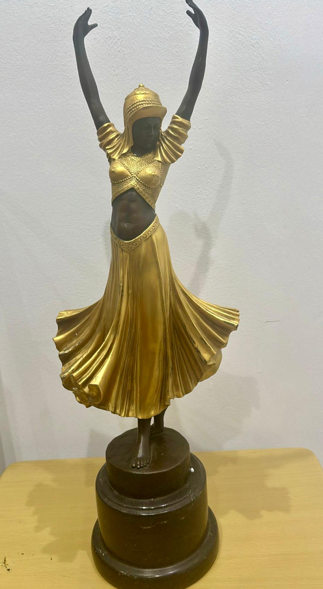 Tänzerin von Demétre Chiparus 1886 - 1947
Große chrysoelephantine Skulptur in vergoldeter Bronze Marmorsockel.
Signiert 