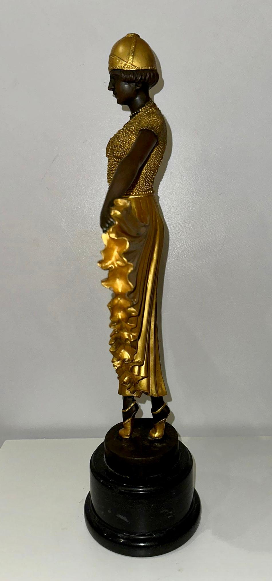 Tänzerin von Demétre Chiparus 1886 - 1947
Große chrysoelephantine Skulptur in vergoldeter Bronze Marmorsockel.
Signiert 