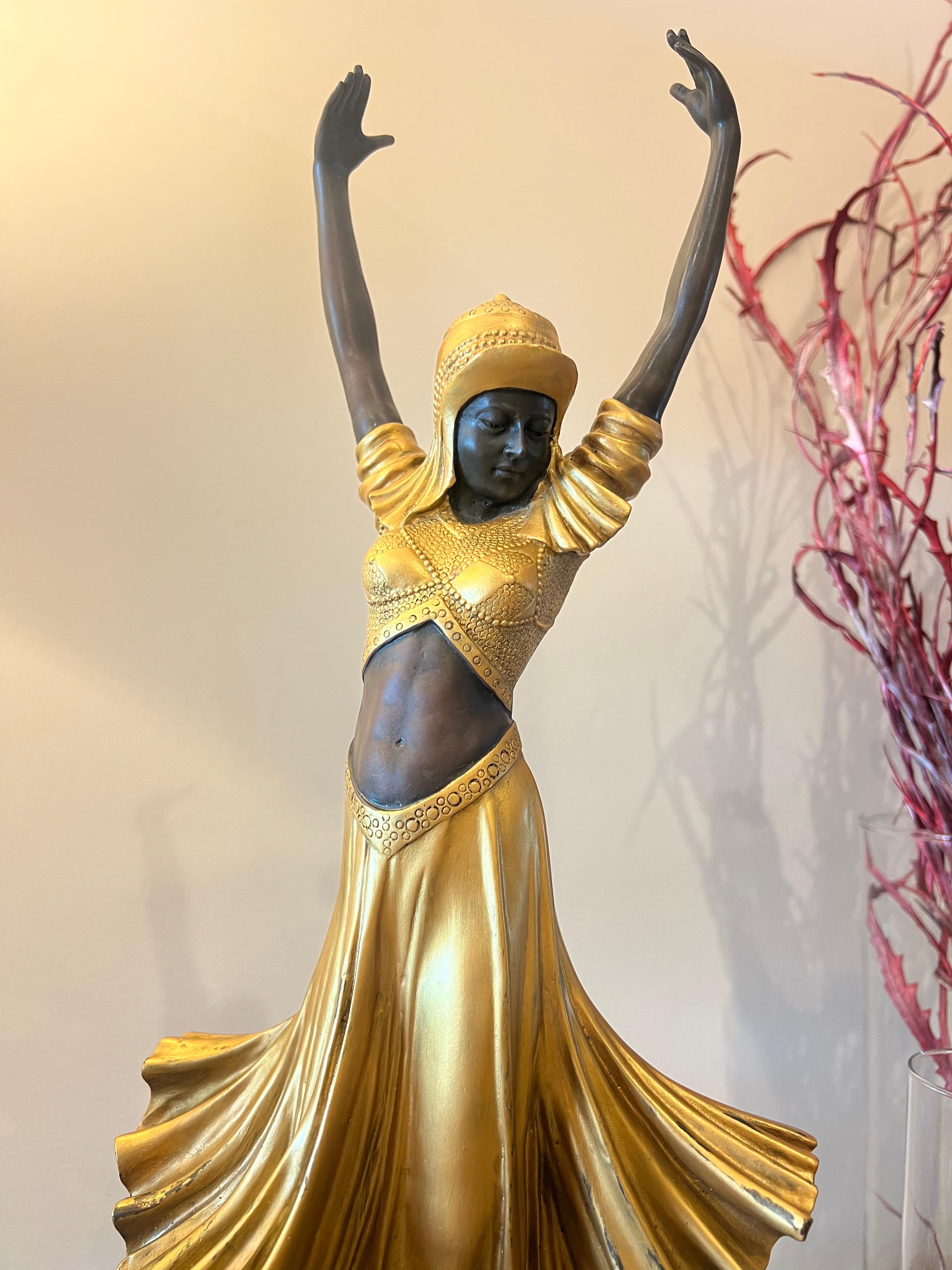 Ballerina di Demétre Chiparus 1886 - 1947
Grande scultura crisoelefantina in bronzo dorato Base in marmo.
Firmato 
