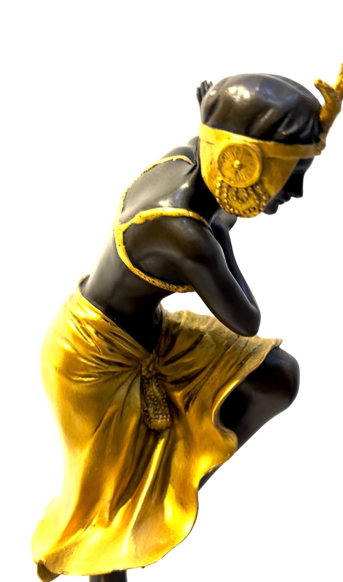 Ballerina di Demétre Chiparus 1886 - 1947
Grande scultura crisoelefantina in bronzo dorato Base in marmo.
Firmato 