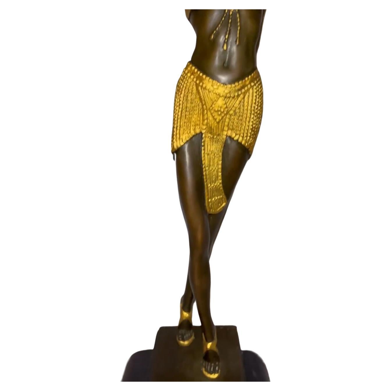 Goldbemalte Bronzefigur „Phoenician Dancer“ im Art déco-Stil von Demetre Chiparus (Französisch) im Angebot