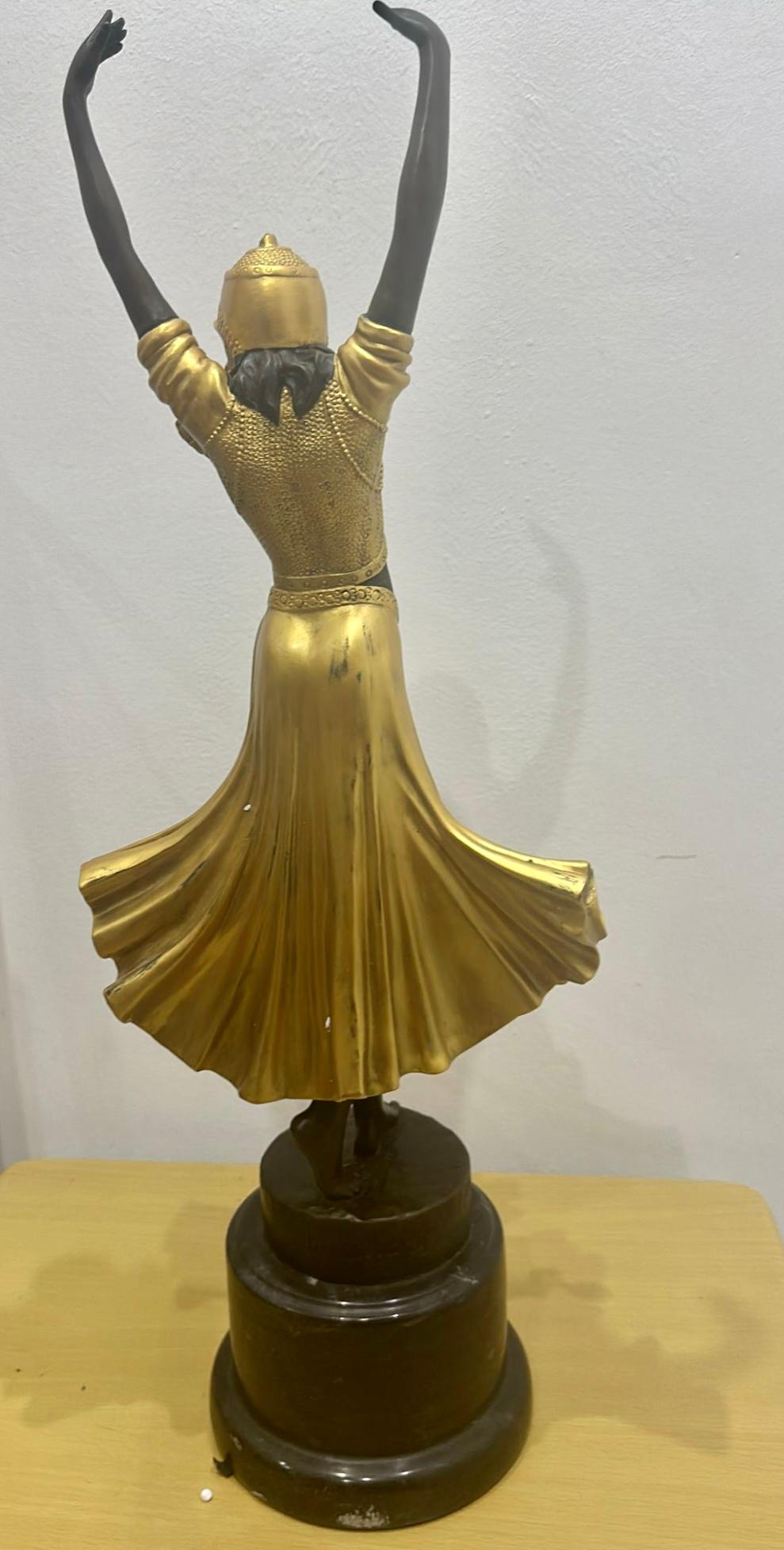 Goldbemalte Bronzefigur im Art déco-Stil „Phoenicianischer Tänzer“ von Demetre Chiparus (Französisch) im Angebot