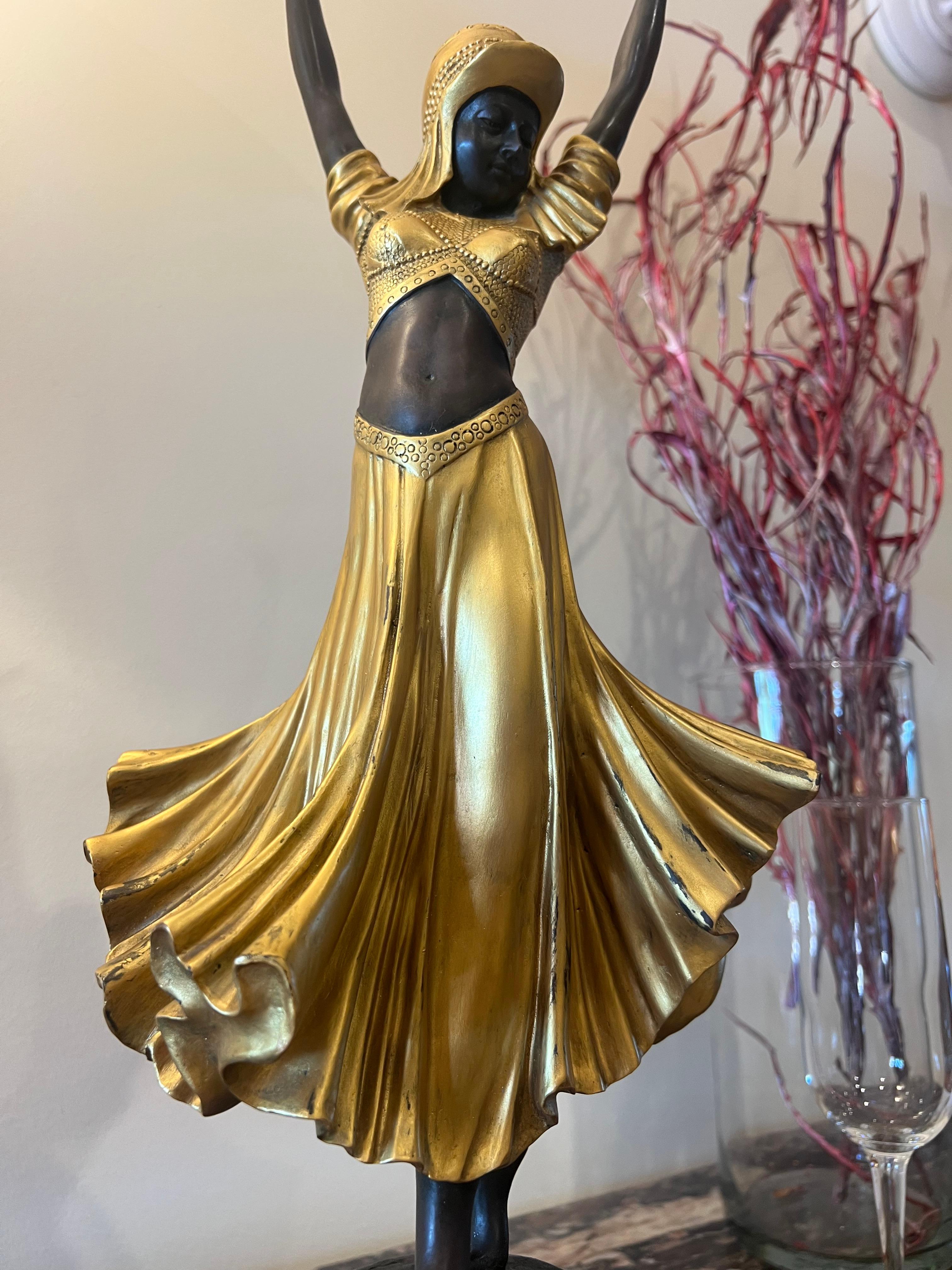 Art Déco Figura in bronzo dipinto in oro Art Deco 