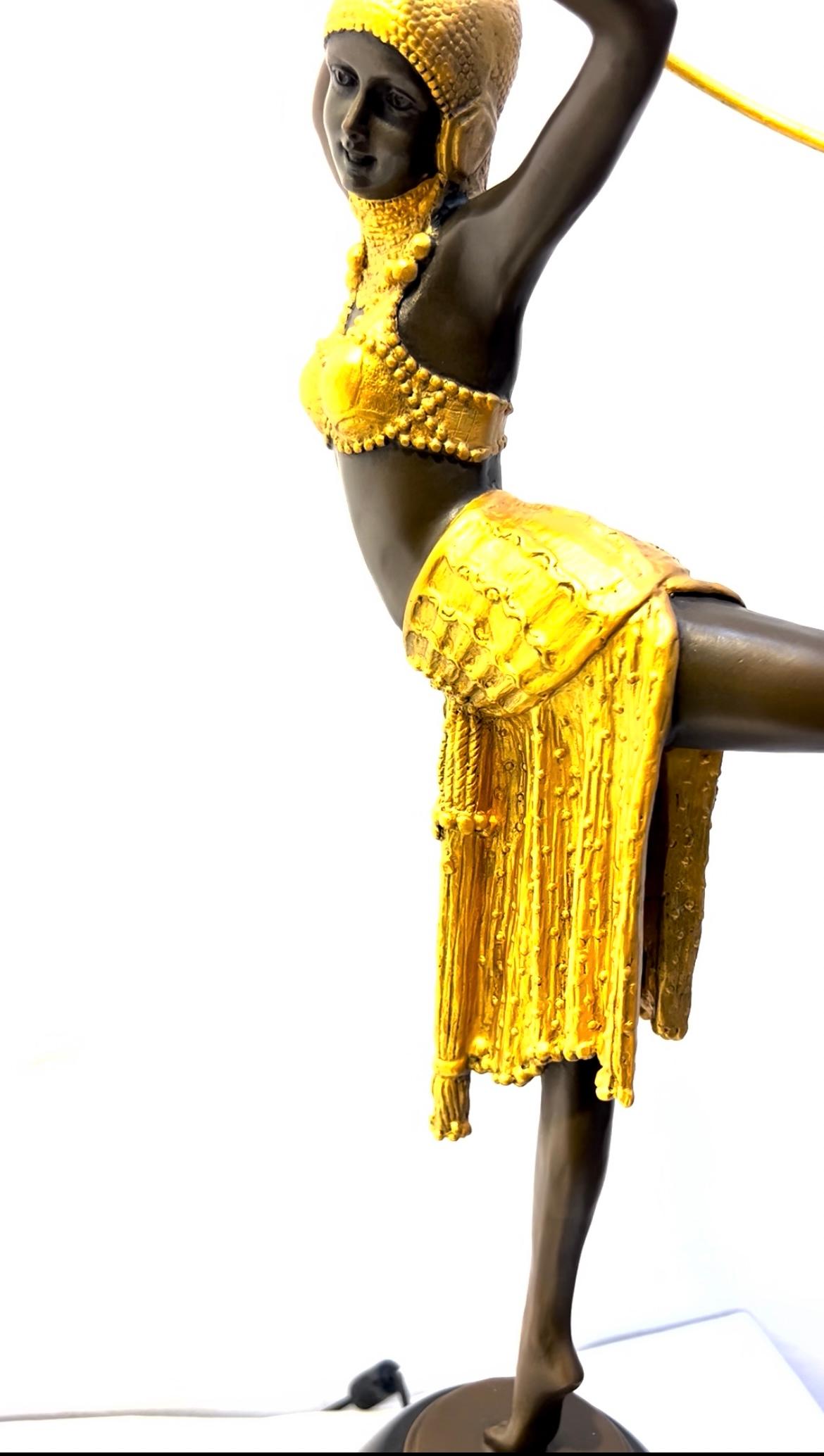 Francese Figura in bronzo dipinto in oro Art Deco 