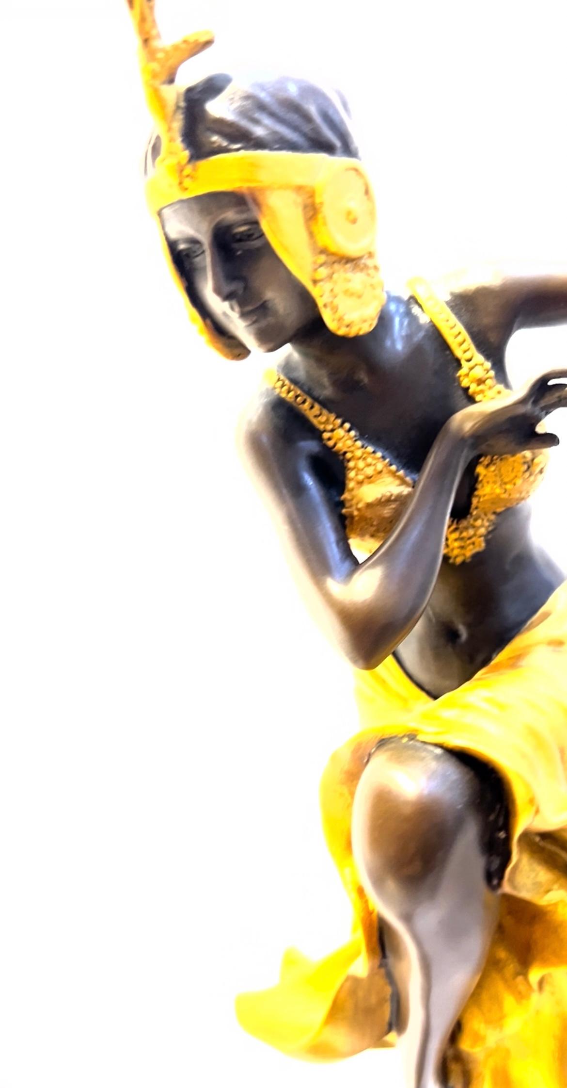 Francese Figura in bronzo dipinto in oro Art Deco 