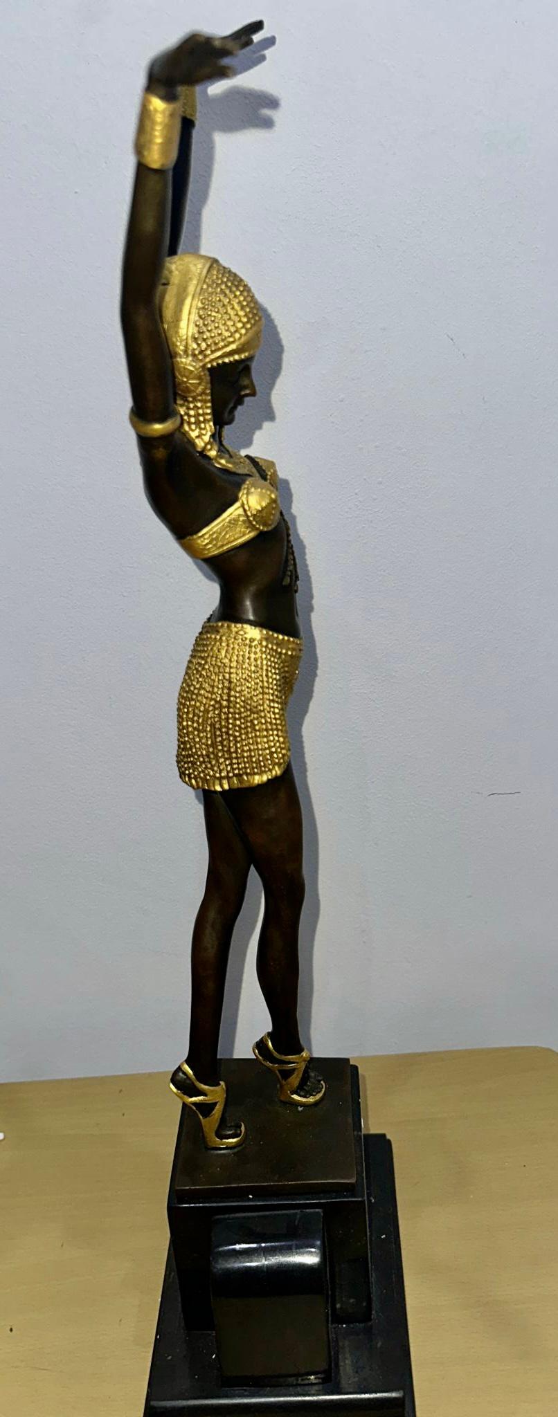 Goldbemalte Bronzefigur „Phoenician Dancer“ im Art déco-Stil von Demetre Chiparus im Zustand „Hervorragend“ im Angebot in BILBAO, ES