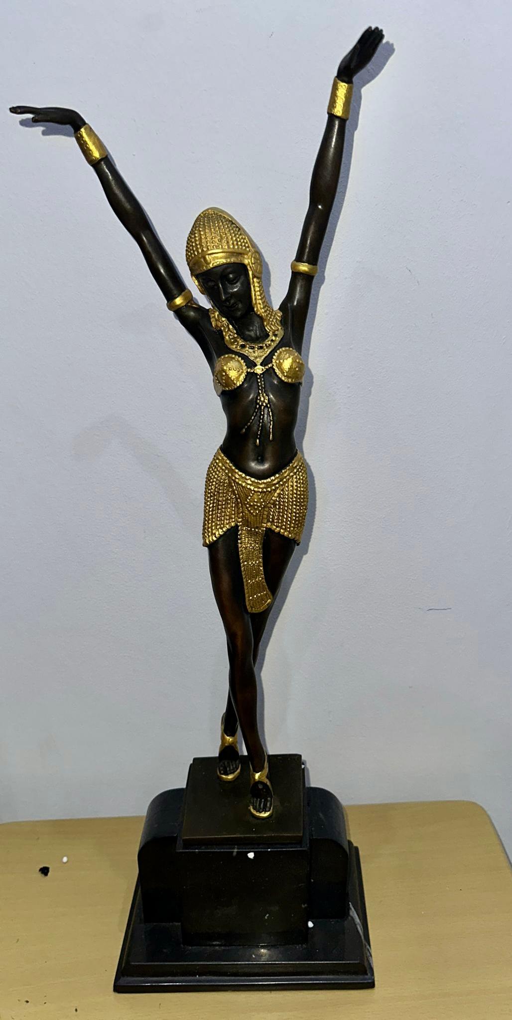 Goldbemalte Bronzefigur „Phoenician Dancer“ im Art déco-Stil von Demetre Chiparus im Angebot 1