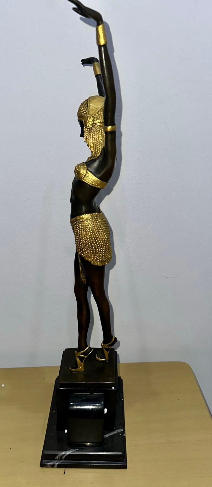 Goldbemalte Bronzefigur „Phoenician Dancer“ im Art déco-Stil von Demetre Chiparus im Angebot 3