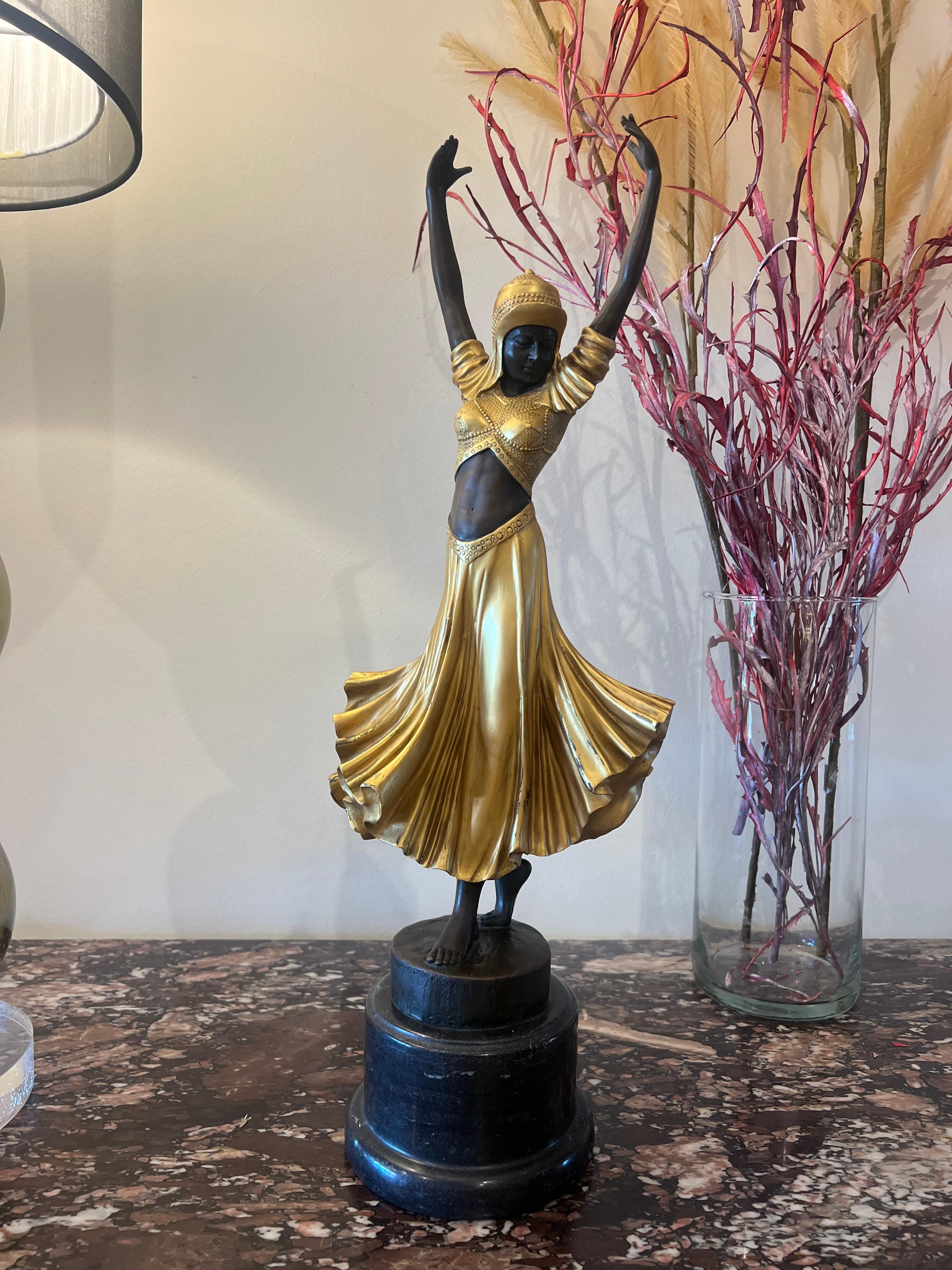 Figura in bronzo dipinto in oro Art Deco 