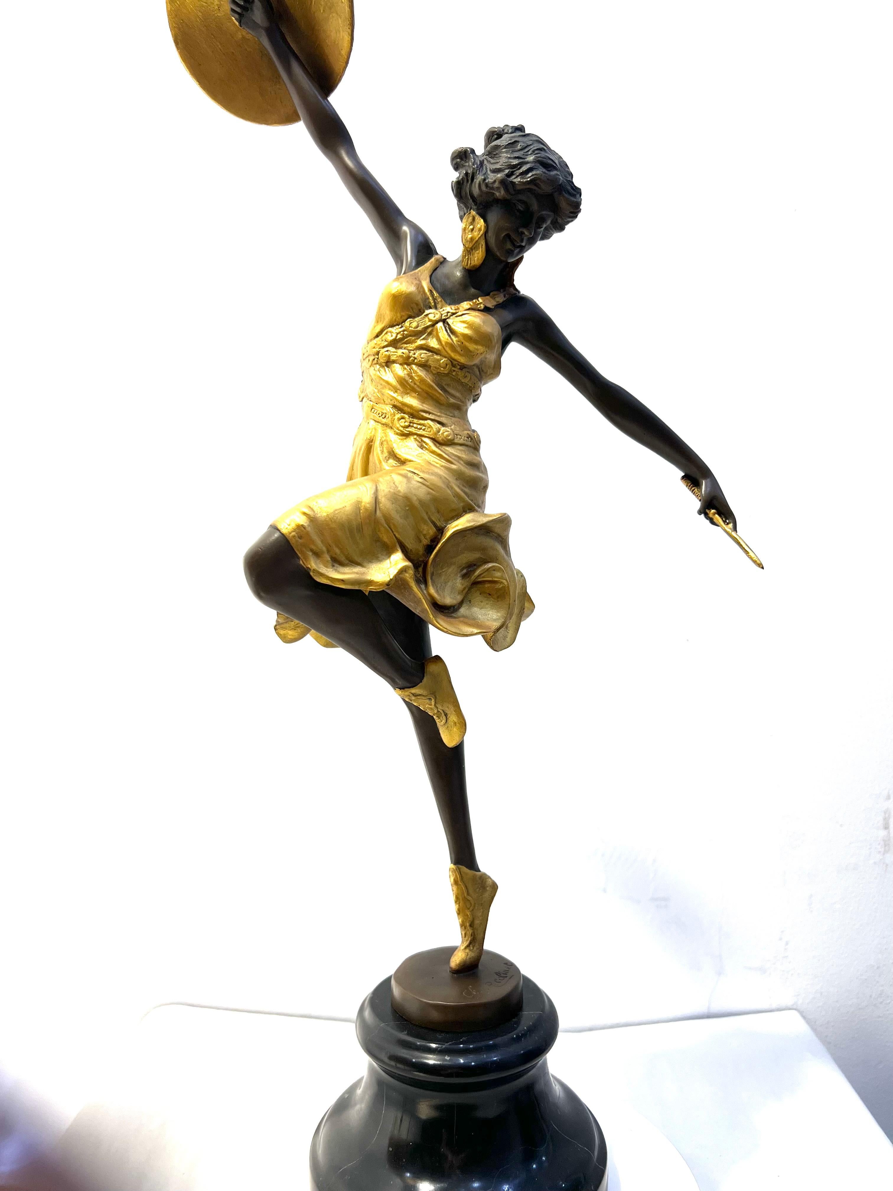Römische Tänzerin von Claire Jeanne Roberte Colinet  1880 - 1950
Große chrysoelephantine Skulptur in vergoldeter Bronze Marmorsockel.
Gezeichnet 