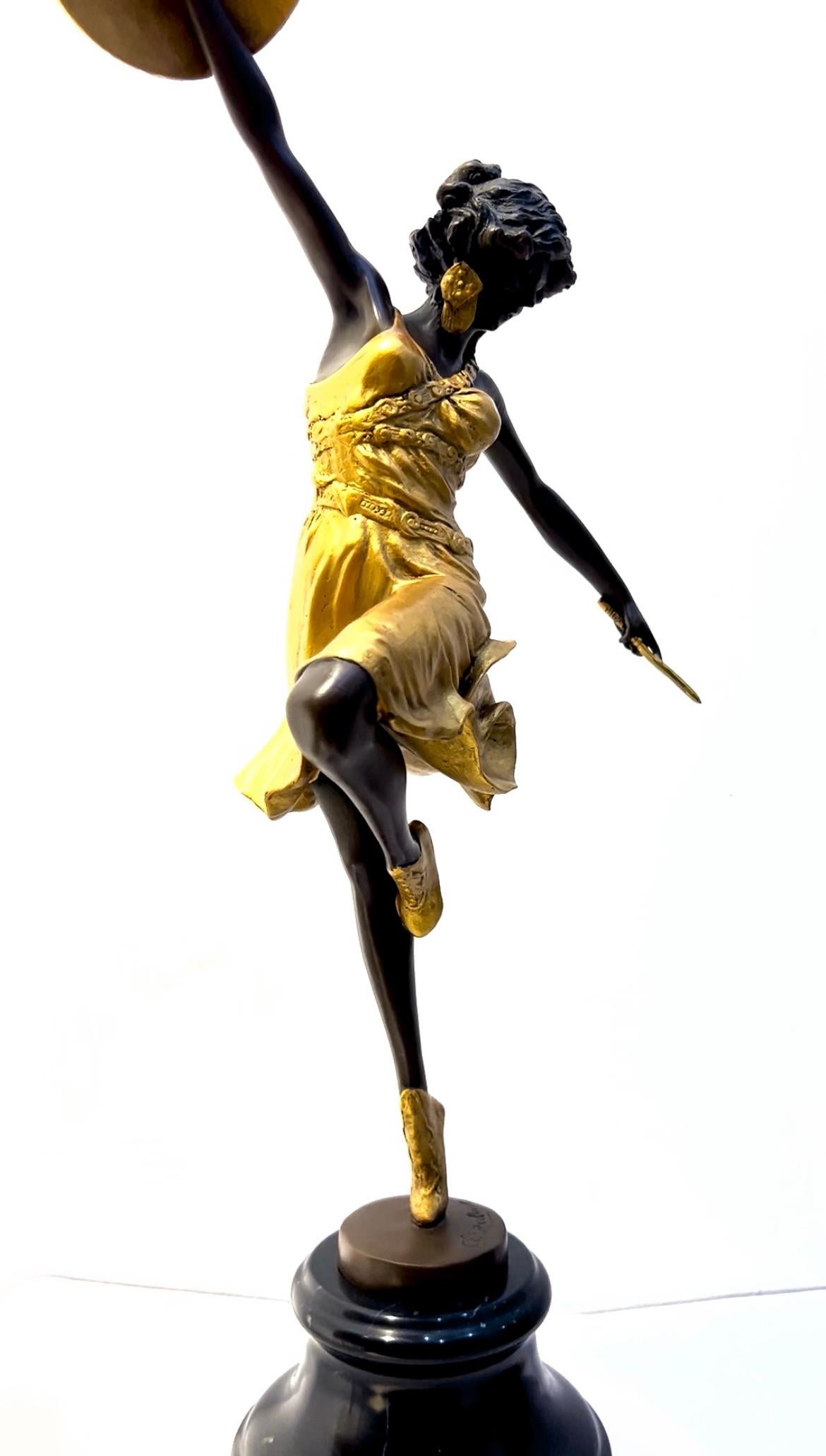 Art Deco Gold bemalte Bronze Römische Tänzerin  Claire Jeanne Roberte Colinet, Claire Jeanne im Zustand „Hervorragend“ im Angebot in BILBAO, ES