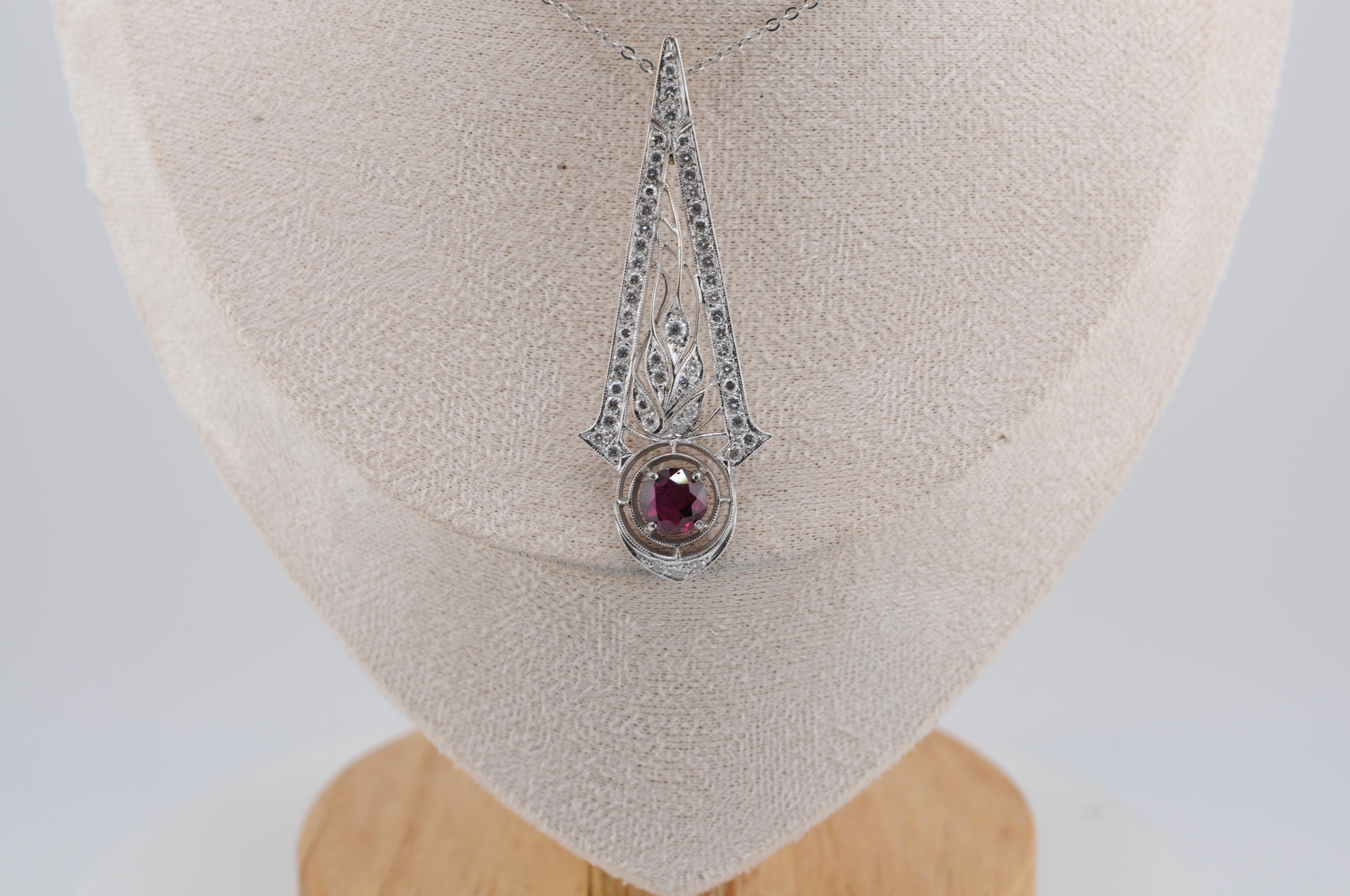 Pendentif Art déco en or avec rubis non chauffé et diamants

Art déco

Pendentif en or blanc 14k, finement ciselé. Serti d'un rubis non traité de 1,70 ct provenant de Thaïlande d'un rouge sang de pigeon vibrant et de diamants étincelants. Poids : 6
