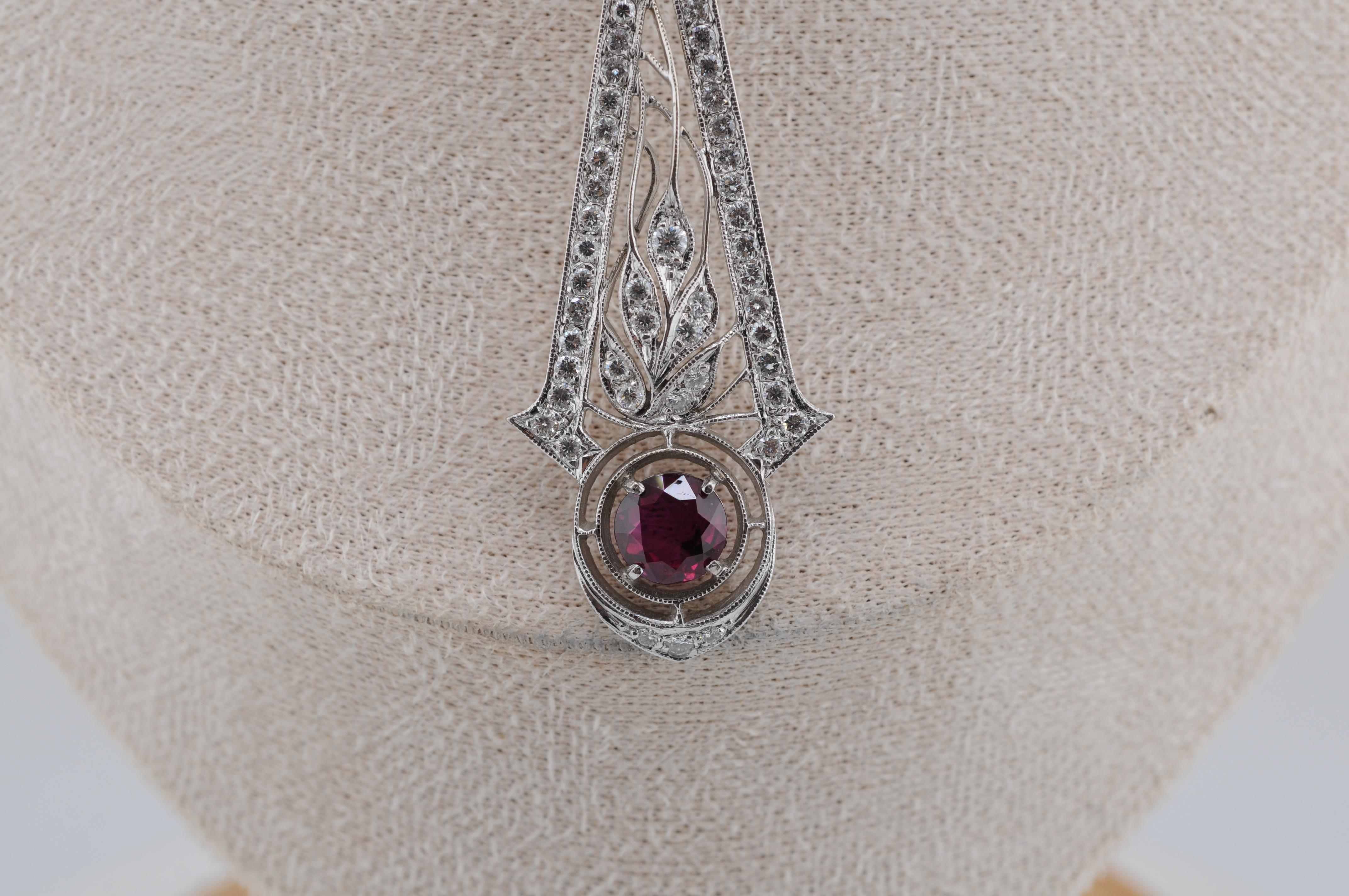 Taille ronde Pendentif Art déco en or avec rubis non chauffé et diamants en vente