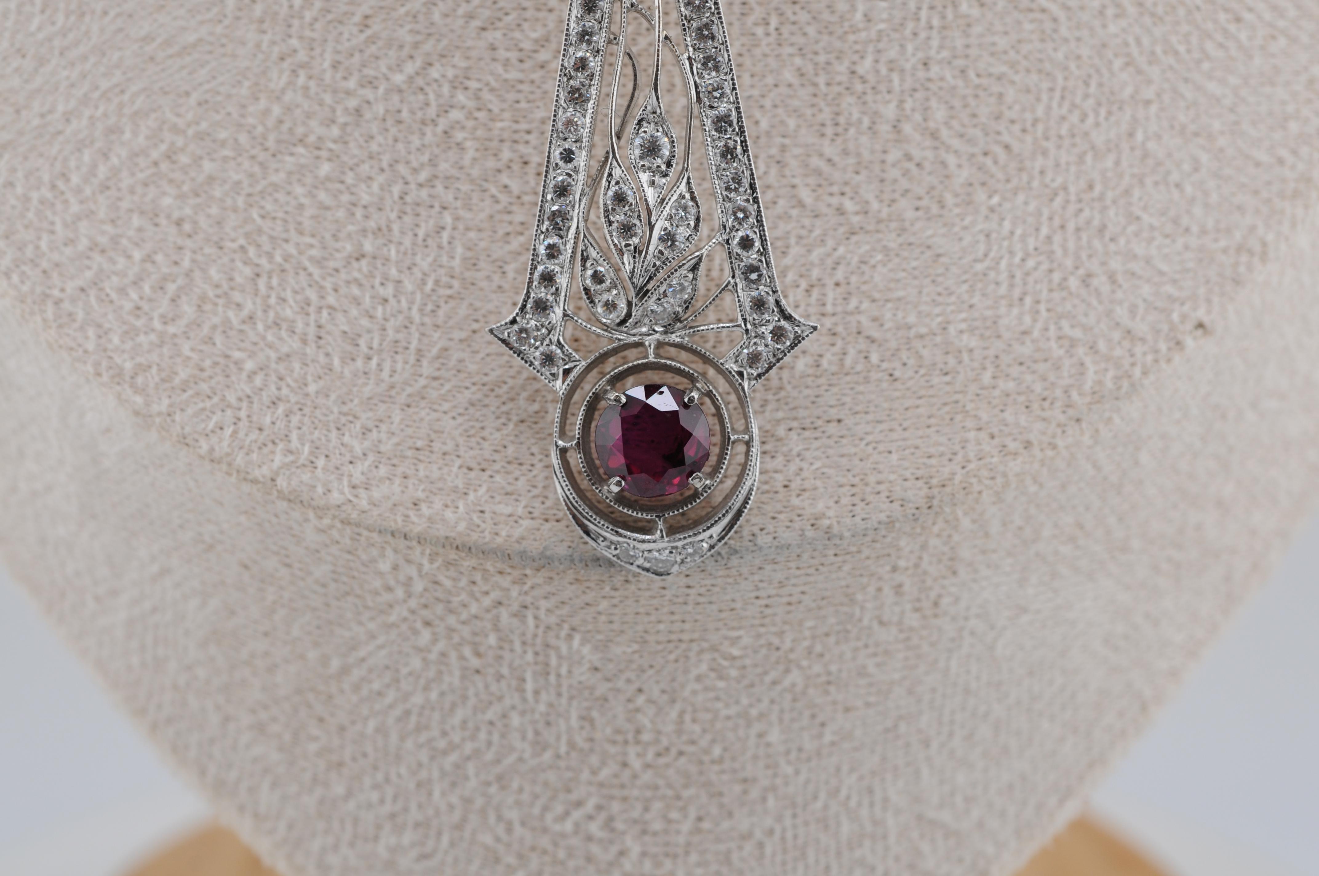 Pendentif Art déco en or avec rubis non chauffé et diamants Bon état - En vente à Berlin, BE