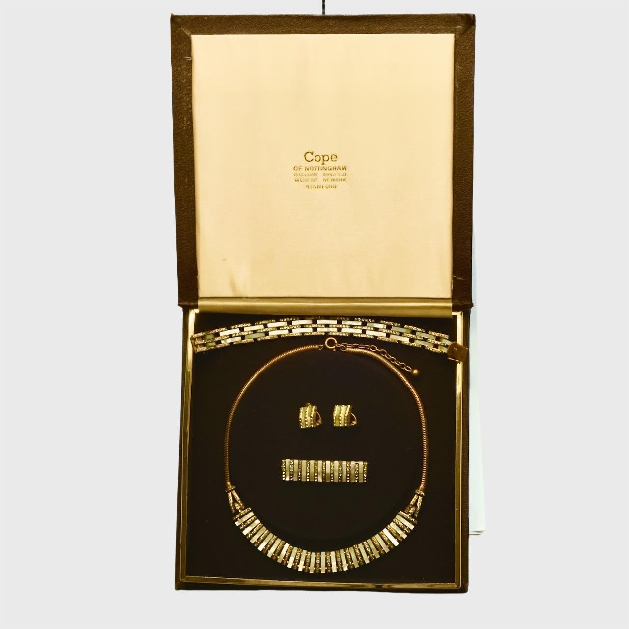 Set di gioielli Art Deco placcati in oro con madreperla e strass, circa anni '30 in vendita 14