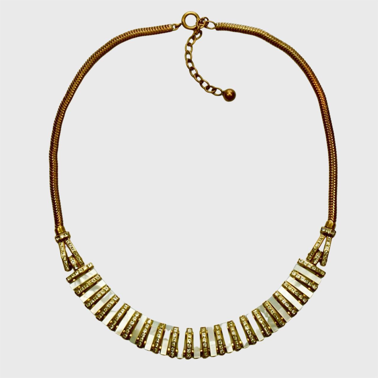 Favolosa collana, bracciale, spilla e orecchini originali Art Deco placcati in oro. Il set presenta strass incastonati e madreperla. Probabilmente è tedesco, ma non è timbrato. La placcatura in oro è usurata.

La collana misura circa 40 cm di
