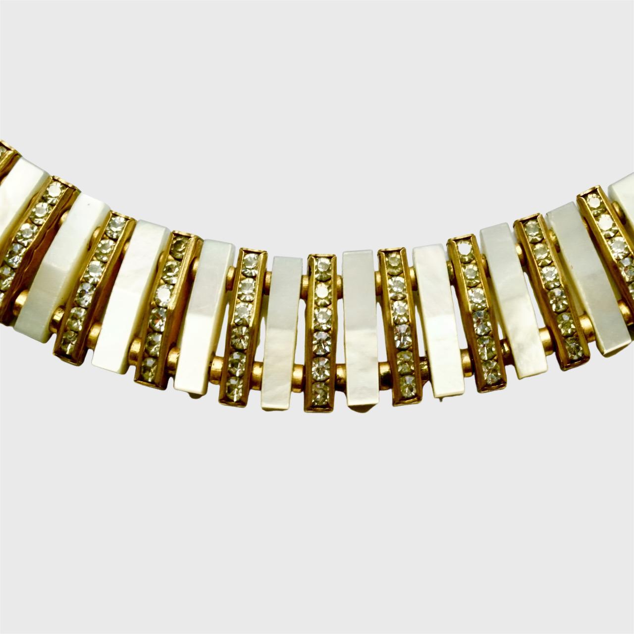 Art Déco Set di gioielli Art Deco placcati in oro con madreperla e strass, circa anni '30 in vendita