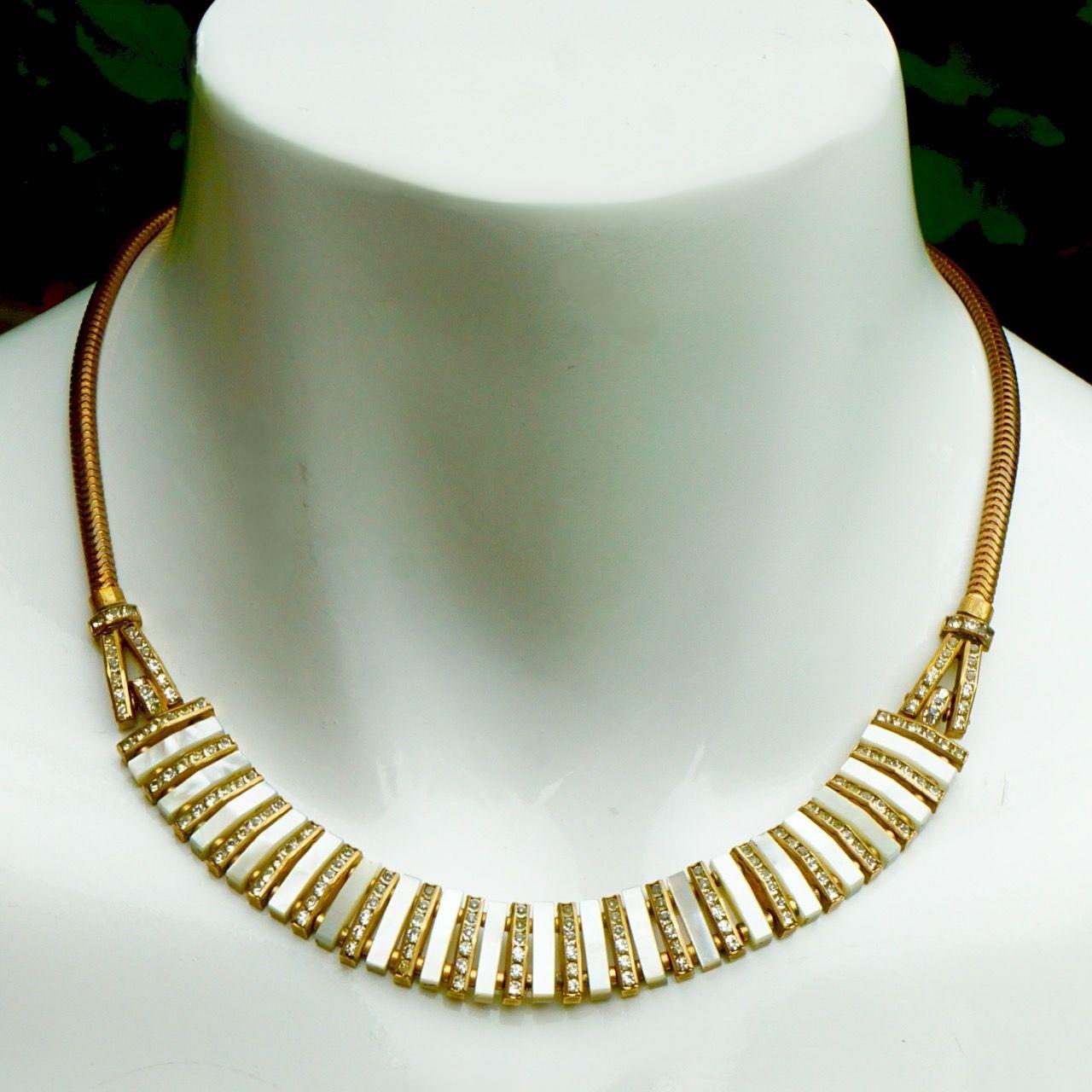 Set di gioielli Art Deco placcati in oro con madreperla e strass, circa anni '30 in vendita 1