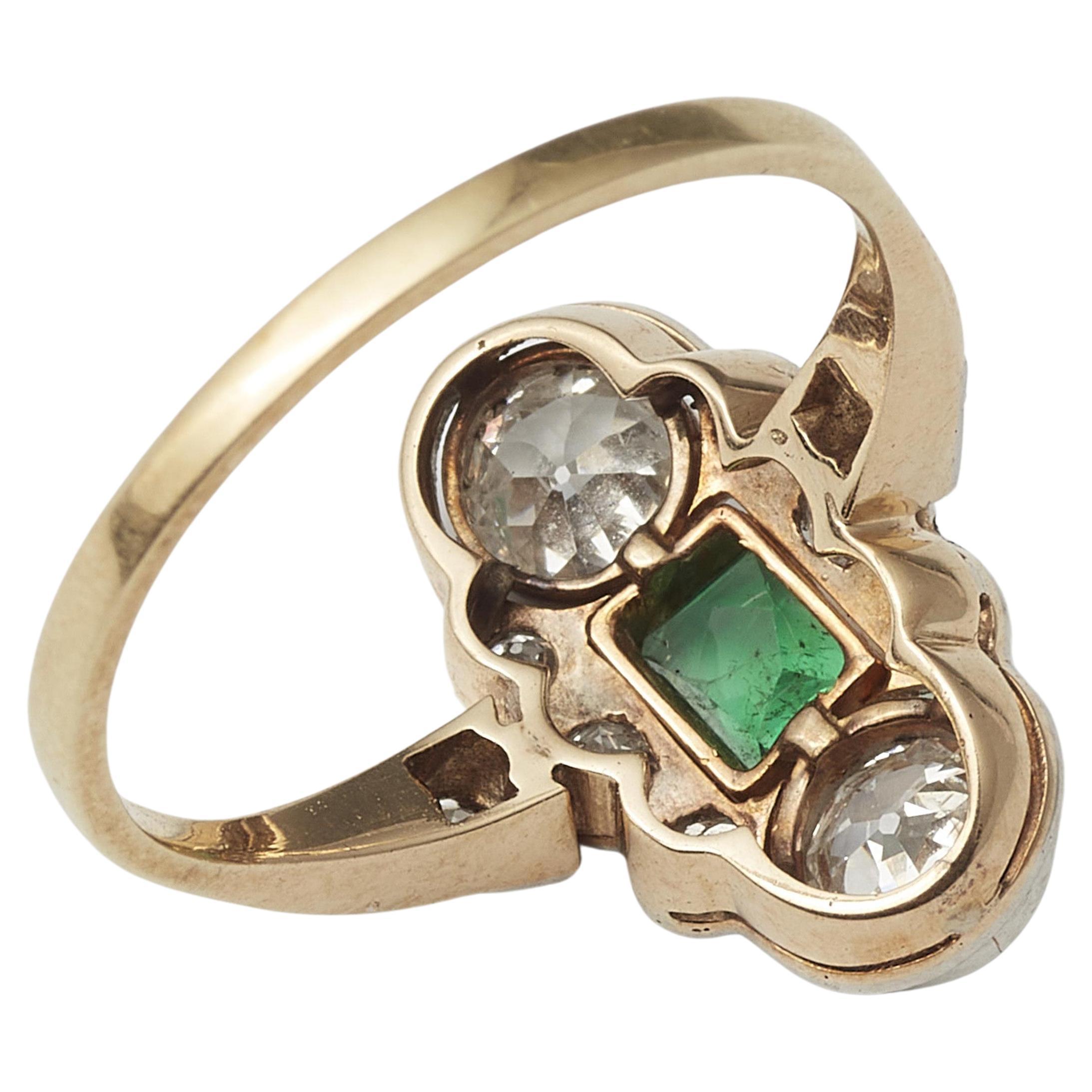 The shoulders and small oval bezel set with ten old-cut diamonds (2 x ca. 0.50 ct, K/L, SI; remaining stones totalling ca. 0.20 ct) and a rectangular emerald ca. 0.27 ct (ca. 4.35 x 3.35 x 2.32 mm) in a gold setting. Not hallmarked. Bezel 1.7 x 1.0