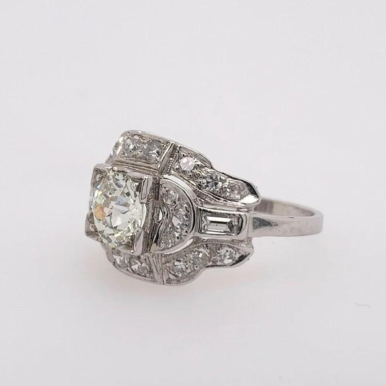 Art Deco Natural Diamond Ring in 14k White Gold, Größe 6.25.Der Mittelstein ist eine ungefähre 0,95 Karat Old European Cut Natural Diamond 6,4x4mm, H-I Farbe und I Klarheit.Set auf der Gold-Montage sind 22 runde Brillanten und zwei gerade