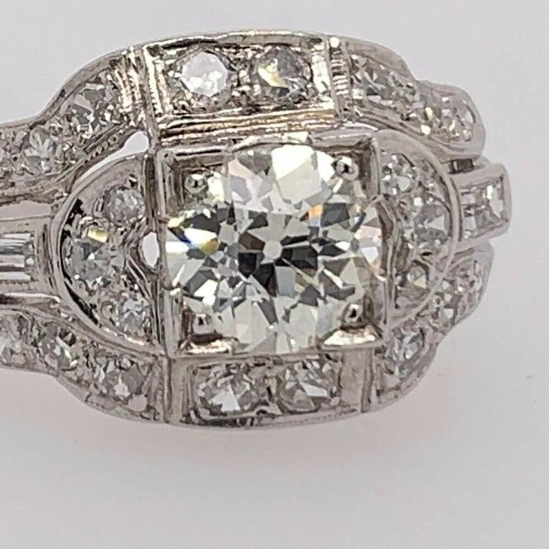 Art Deco Gold Ring 1,25 Karat Natürlicher Alter Euro & Baguette Diamant CIRCA 1950 (Baguetteschliff) im Angebot