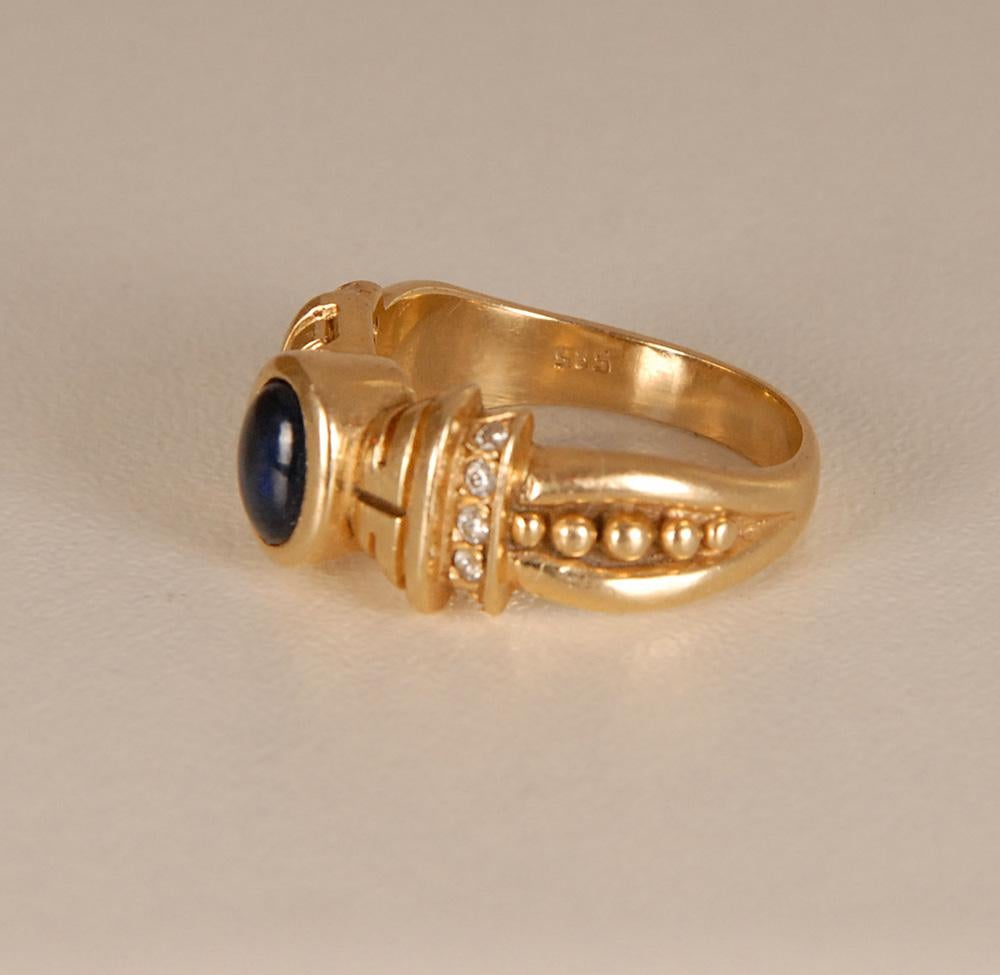 Art deco 14K yellow gold ring
Glass paste faux Sapphire cabochon in the center with synthetic diamonds
condition very good
Size 17.5 solid gold ring