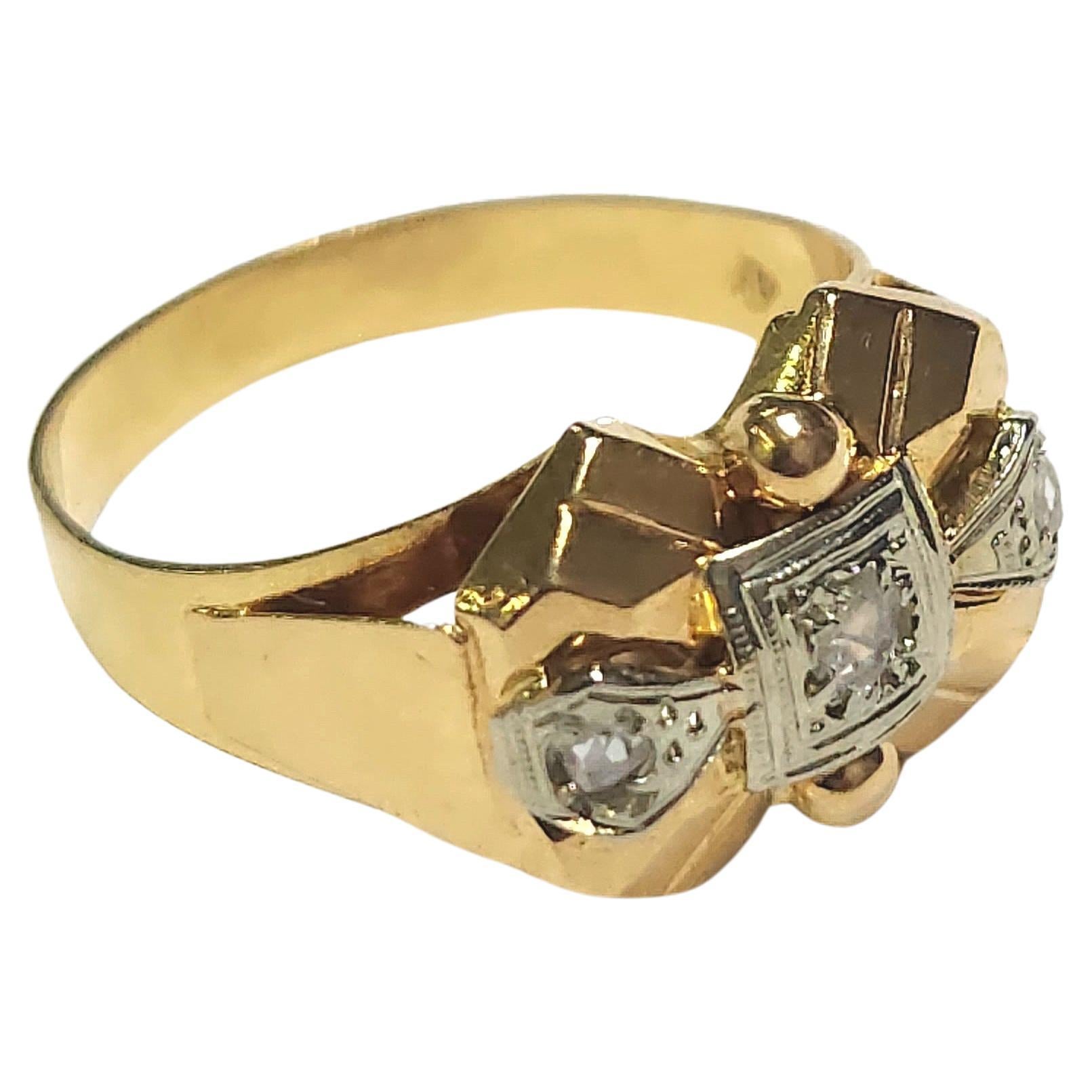 Art deco era 18k yellow gold ring decorted with rose cut diamonds hall marked inside the ring band dates back to europe 1925/1930s
