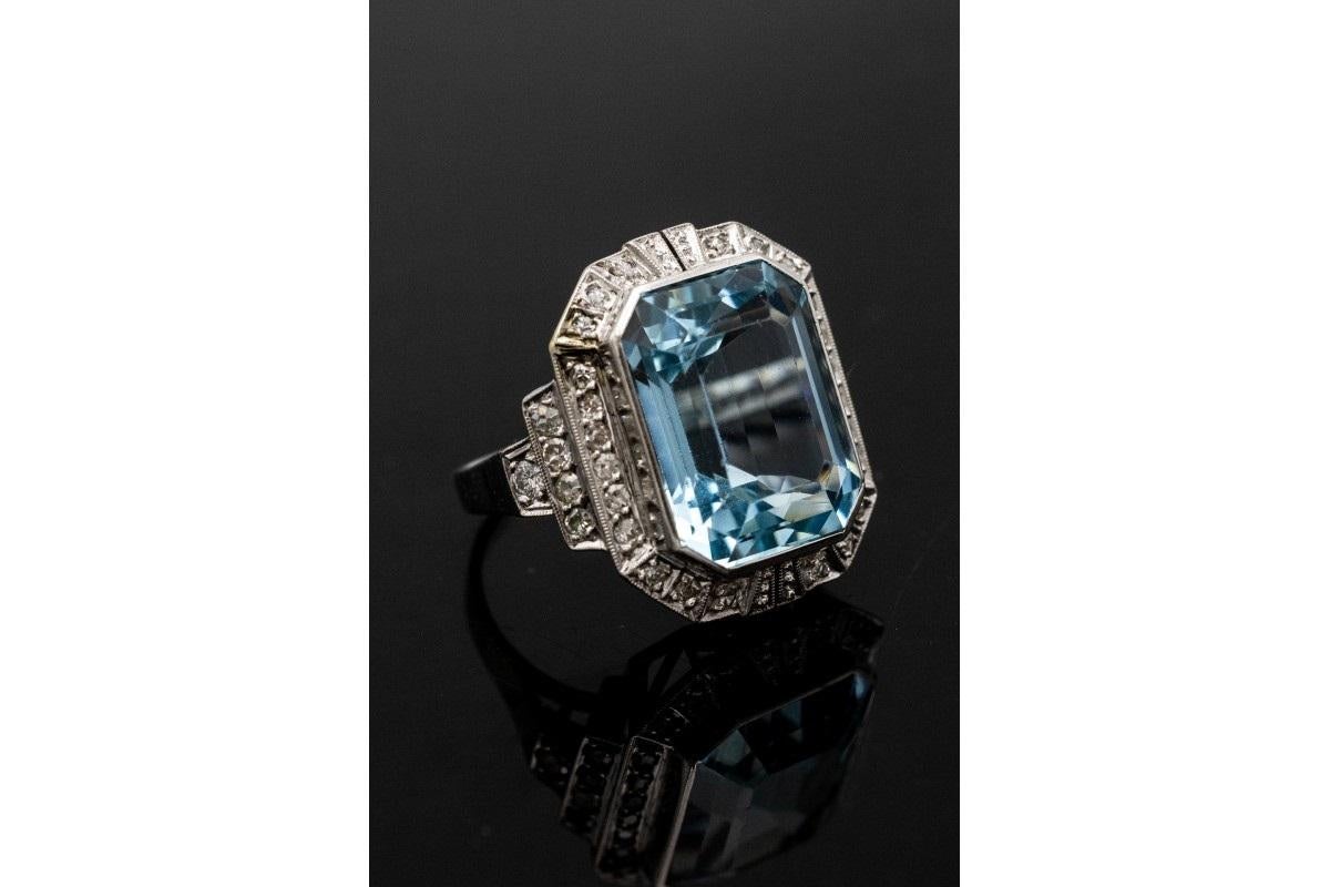 Women's or Men's Art Deco gold ring with 12.00ct aquamarine and diamonds. For Sale