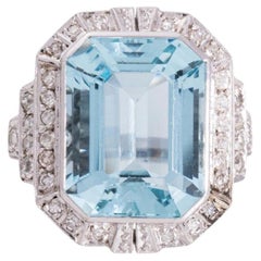 Anillo de oro Art Decó con aguamarina de 12,00 ct y diamantes.