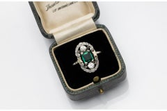 Art Deco gold ring with diamonds and emerald, circa 1930/1940s.