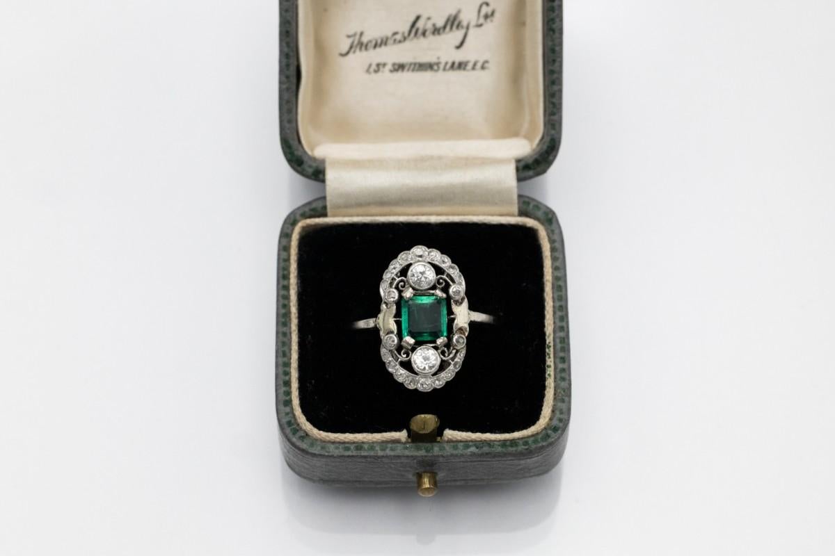 Taille vieille Europe Bague en or Art déco avec diamants et émeraude, vers 1930/1940. en vente