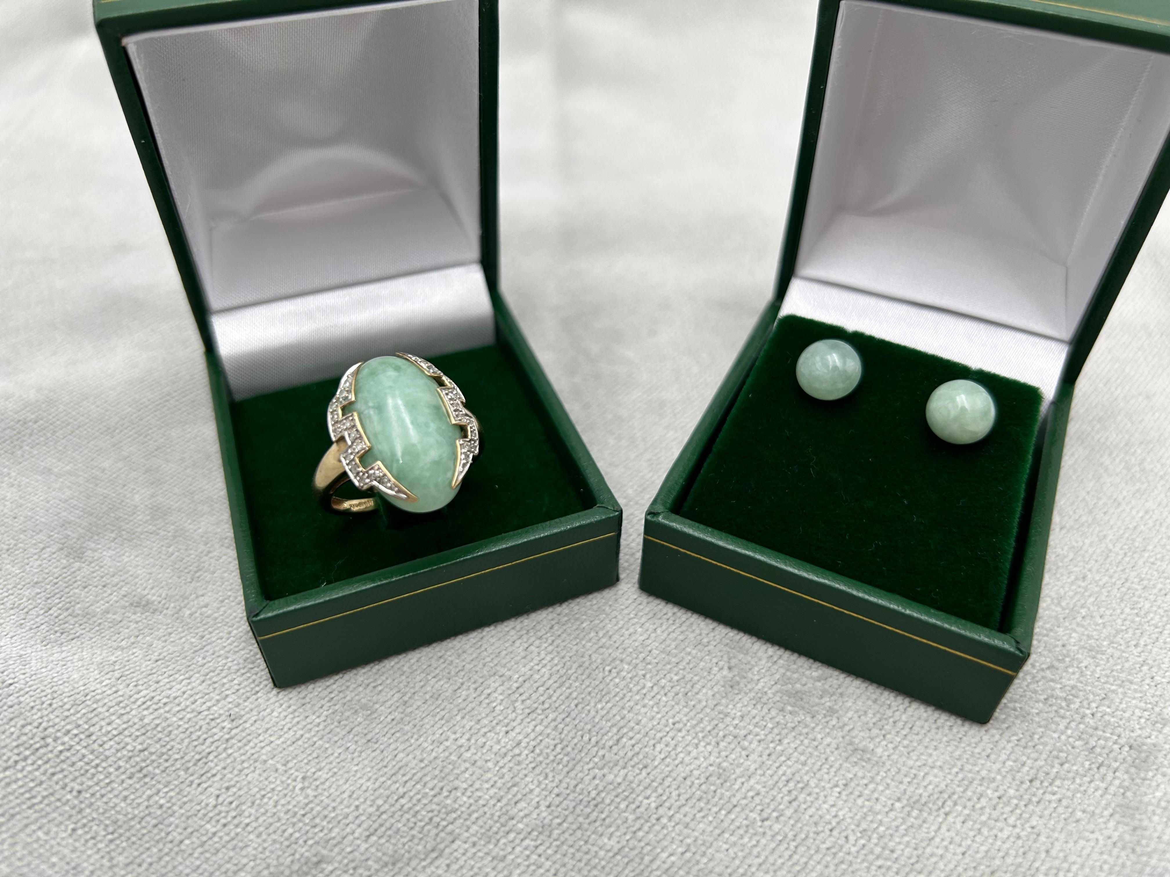 Cabochon Art Deco gold ring with diamonds and jade + jade earrings, set of 3. For Sale