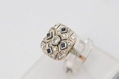 Anello in oro Art Deco con diamanti e zaffiri, anni 1930/1940.