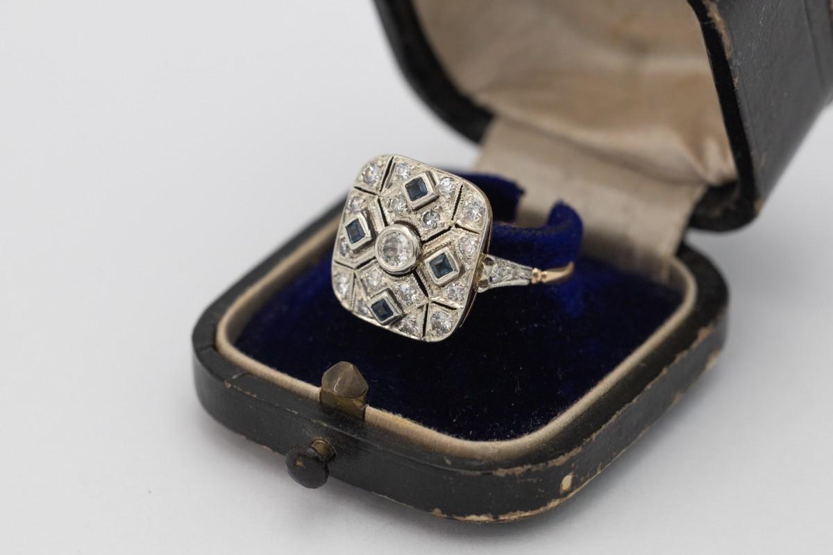 Anillo Art Decó de oro con diamantes y zafiros, años 1930/1940. en Bueno estado para la venta en Chorzów, PL