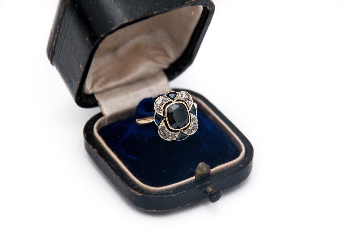 Un vecchio anello d'oro nello stile geometrico Art Deco degli anni '30 e '40.

Origine: probabilmente Ungheria - Budapest 

Un anello in oro giallo 18 carati (0,750) con uno spinello naturale del peso di 1,20ct, la cui lucentezza è ulteriormente