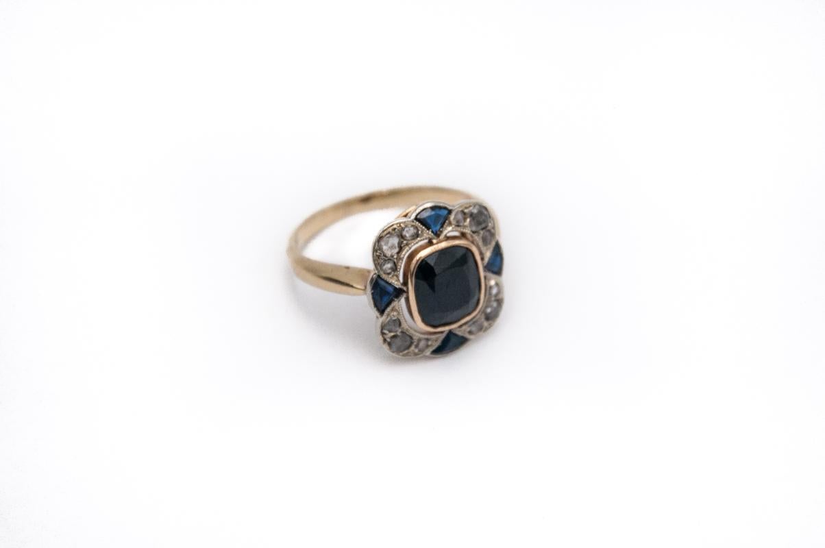 Cushion Cut Art Deco gold ring with spinel, diamonds and sapphires, Hungary, 1940s. For Sale