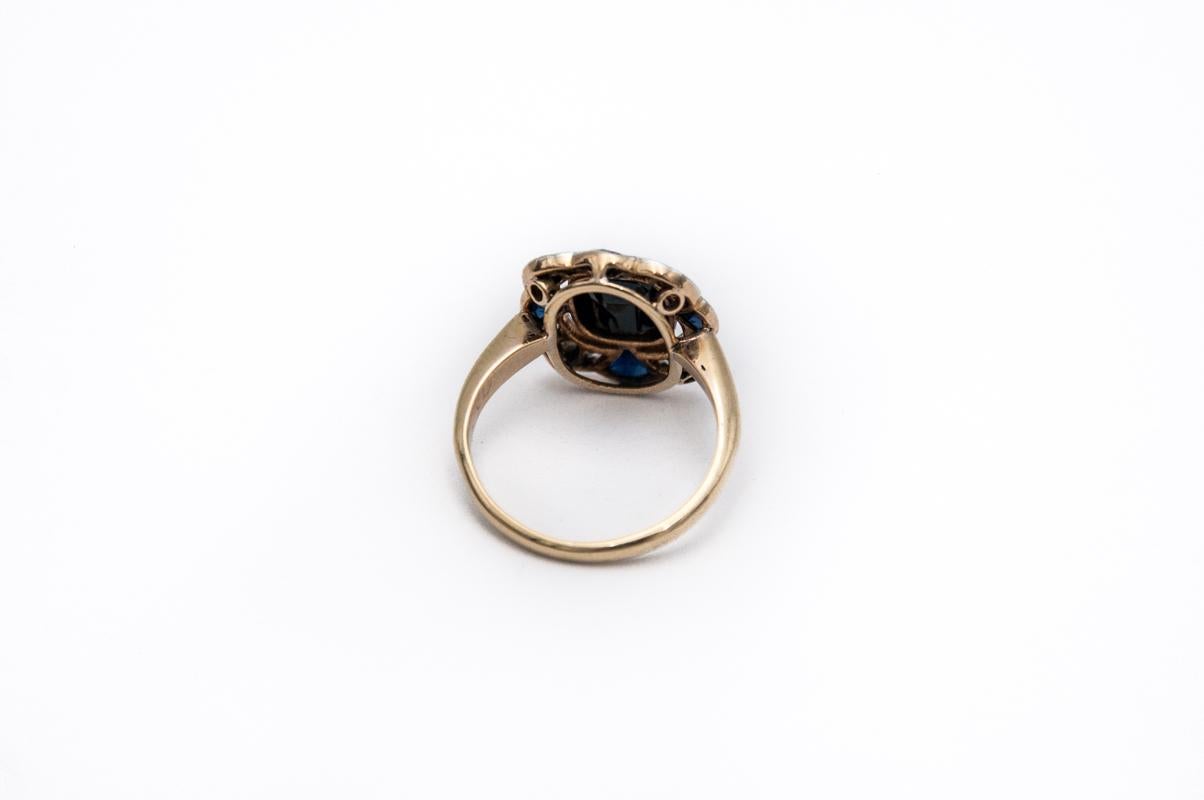 Anello Art Deco in oro con spinello, diamanti e zaffiri, Ungheria, anni '40. In condizioni buone in vendita a Chorzów, PL