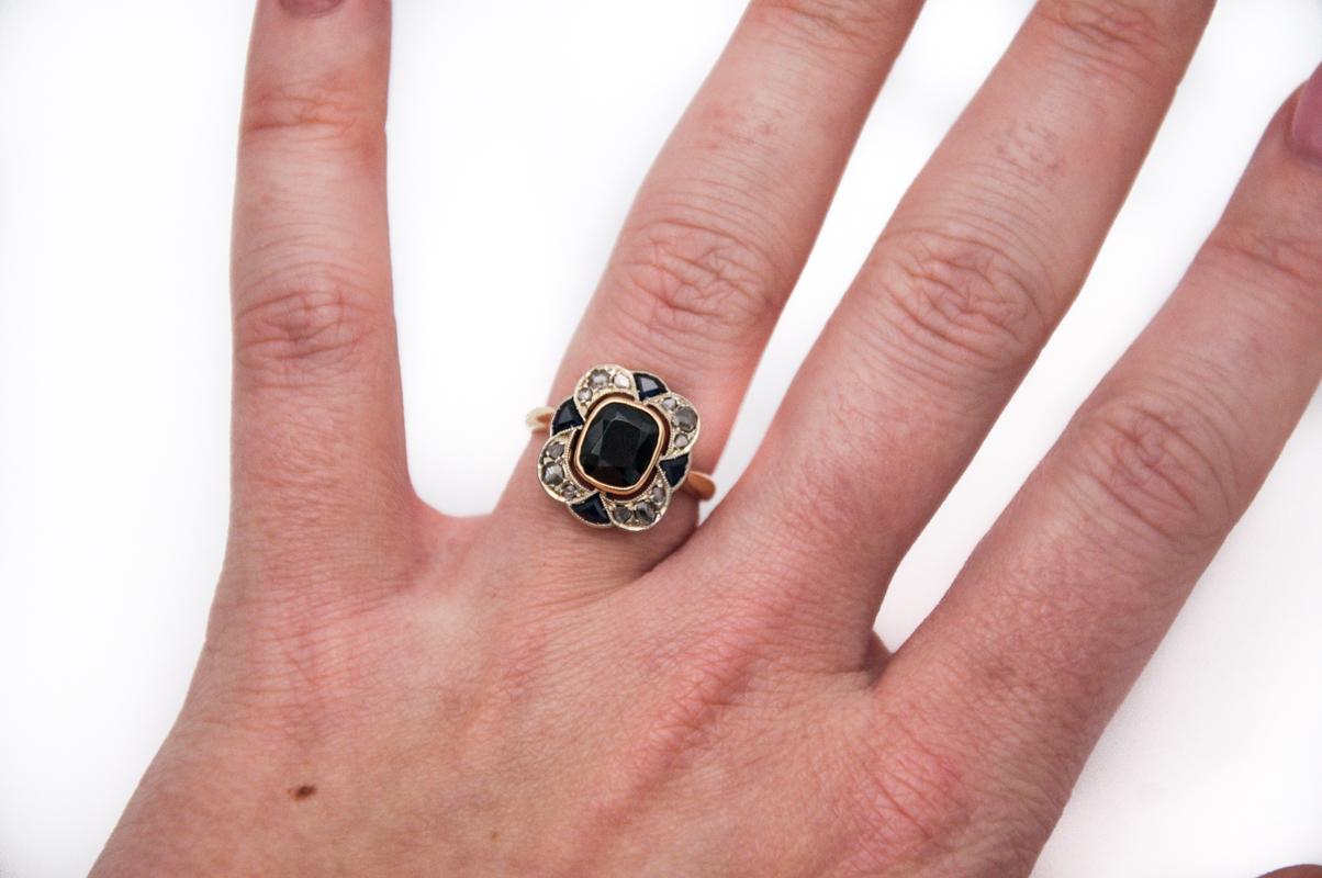 da uomo o donna Anello Art Deco in oro con spinello, diamanti e zaffiri, Ungheria, anni '40. in vendita
