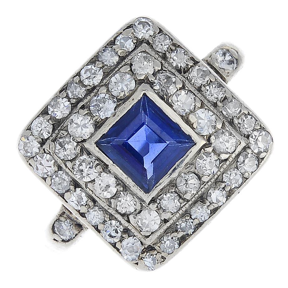 Art Deco Gold Sapphire and Diamond Cluster Ring In Good Condition In Firenze, IT