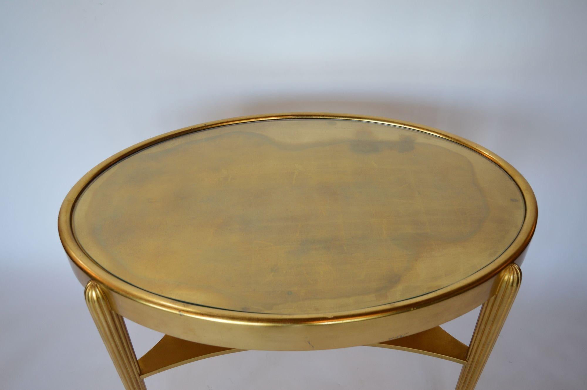 Gold-Tisch im Art déco-Stil mit Glaseinsatz im Angebot 1
