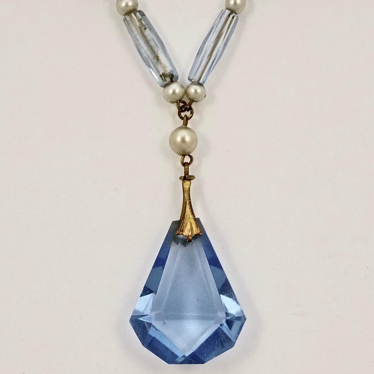 Wunderschöne goldfarbene Art-Déco-Halskette mit hell- und mittelblauen Glasperlen, Kunstperlen und einem Tropfen-Anhänger. Die Länge beträgt 41,7 cm, der Glastropfen ist 2,1 cm lang.

Dies ist eine sehr hübsche blaue Glas- und Perlenkette in einem