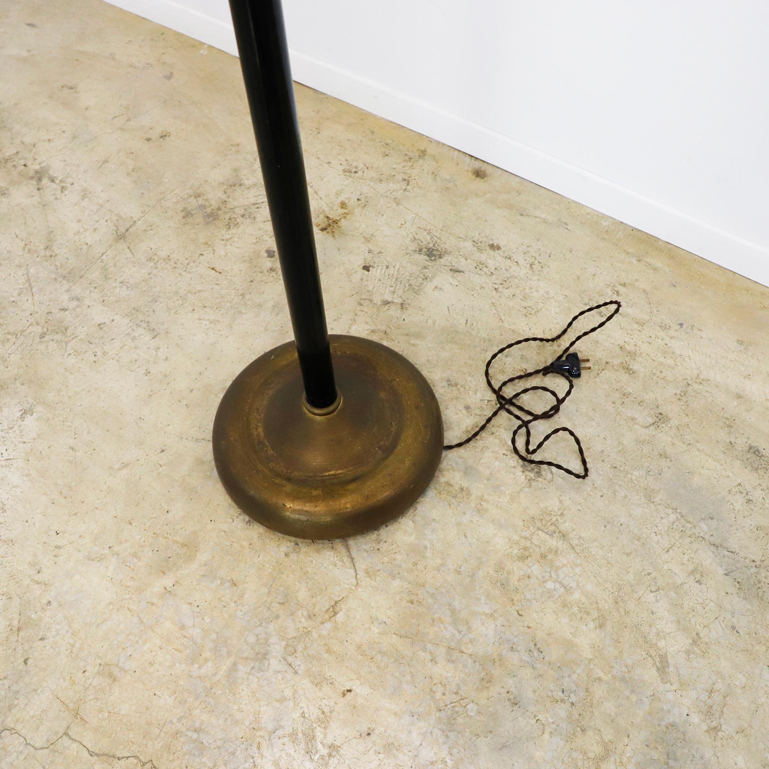 Nous vous proposons ce lampadaire torchère Art Déco ton or. circa 1940.