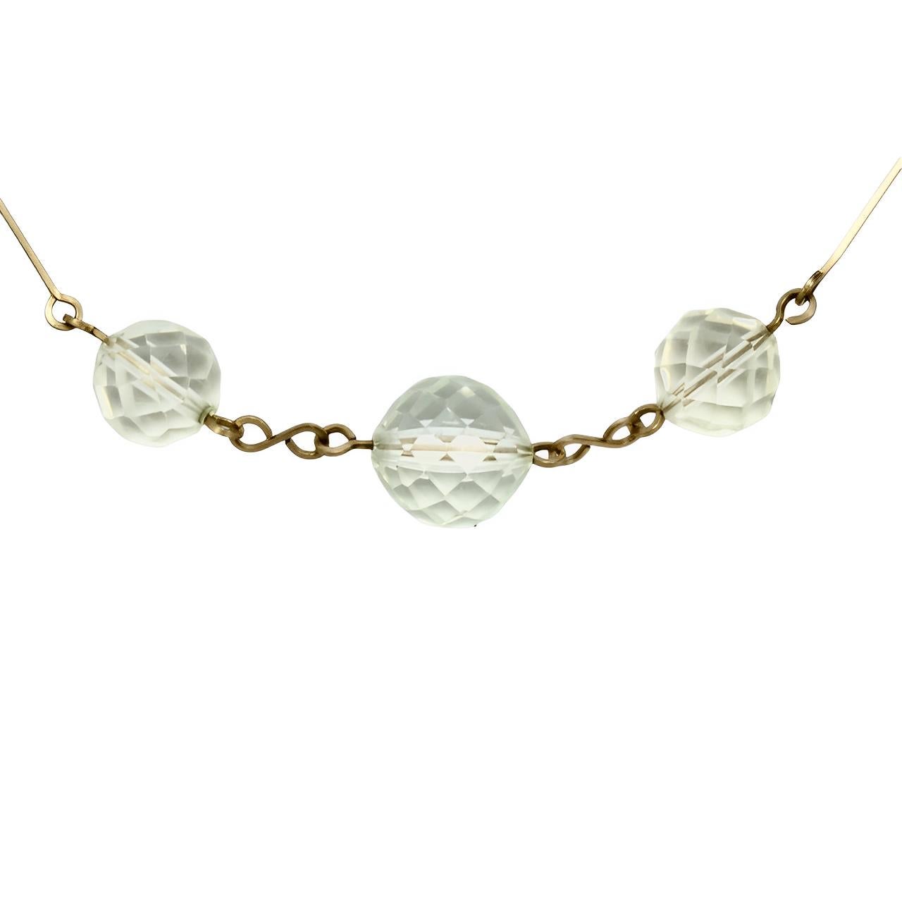 Magnifique collier Art déco en fil d'or pâle, composé de neuf perles de cristal clair facetté graduées. Longueur 42,5 cm / 16,7 pouces, et la plus grande perle de cristal mesure 1,4 cm / 0,55 pouce.

Ce collier classique de style Art déco est très
