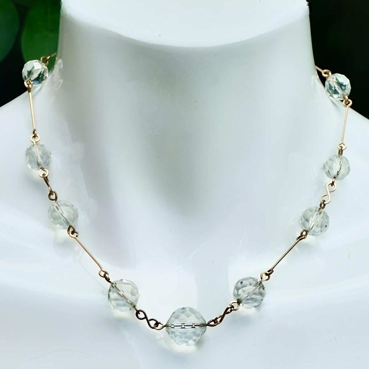 Taille ronde Collier Art Déco en fil d'or avec neuf perles de cristal à facettes circa 1930 en vente